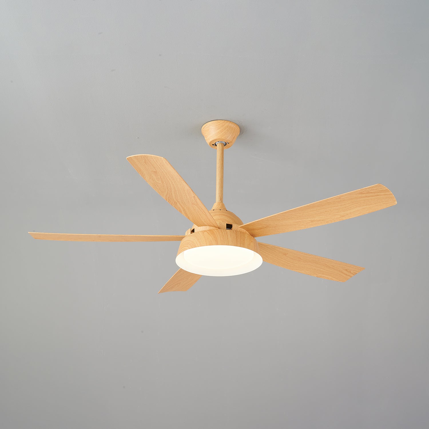Plafonnier ventilateur Orvino en bois dans un grand espace de vie ouvert