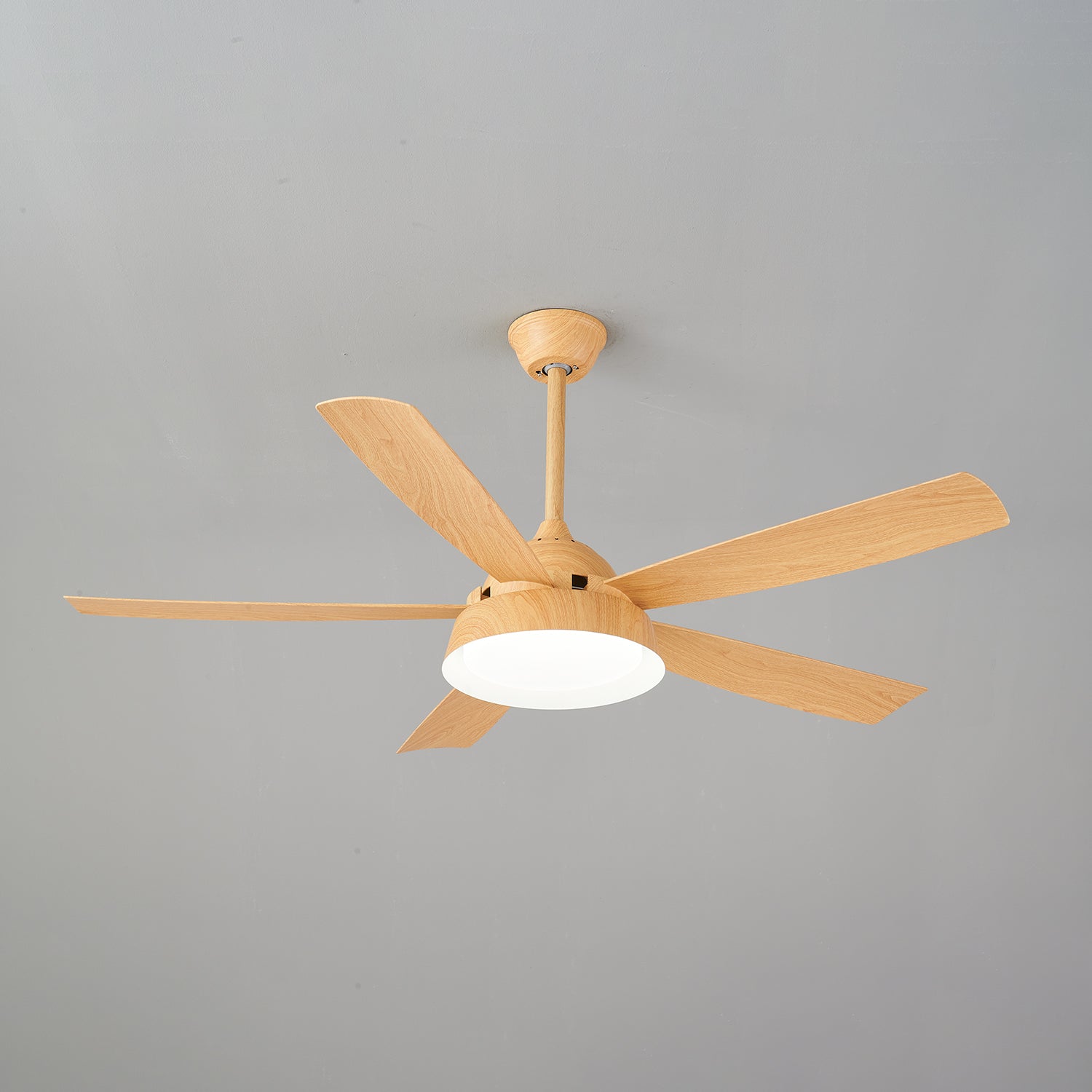 Plafonnier ventilateur Orvino en bois avec une vue détaillée de l'abat-jour en acrylique