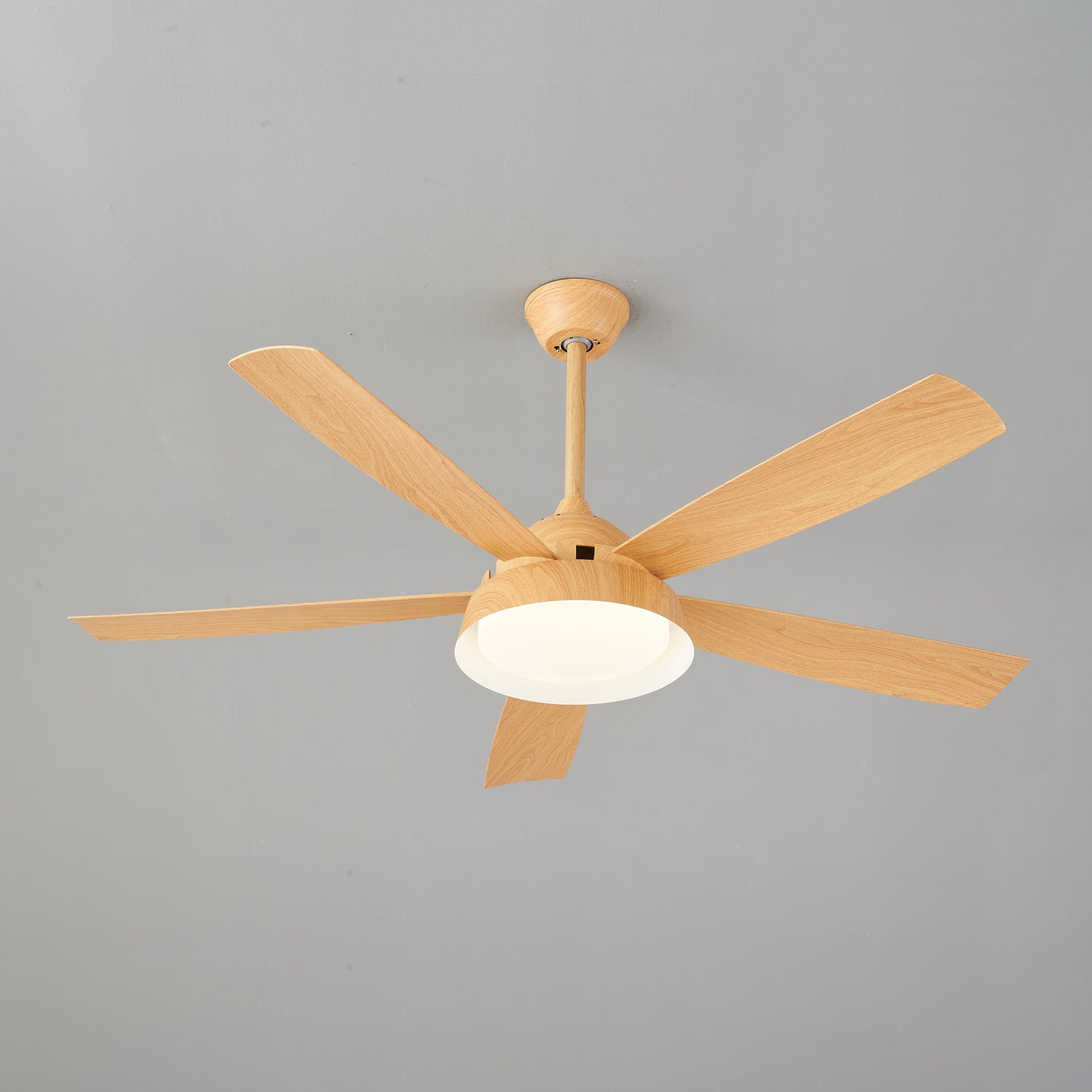 Plafonnier ventilateur Orvino en bois dans une pièce à haut plafond