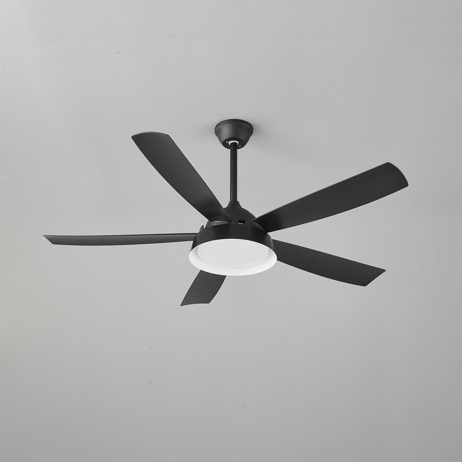Plafonnier ventilateur Orvino en bois soulignant sa connexion filaire