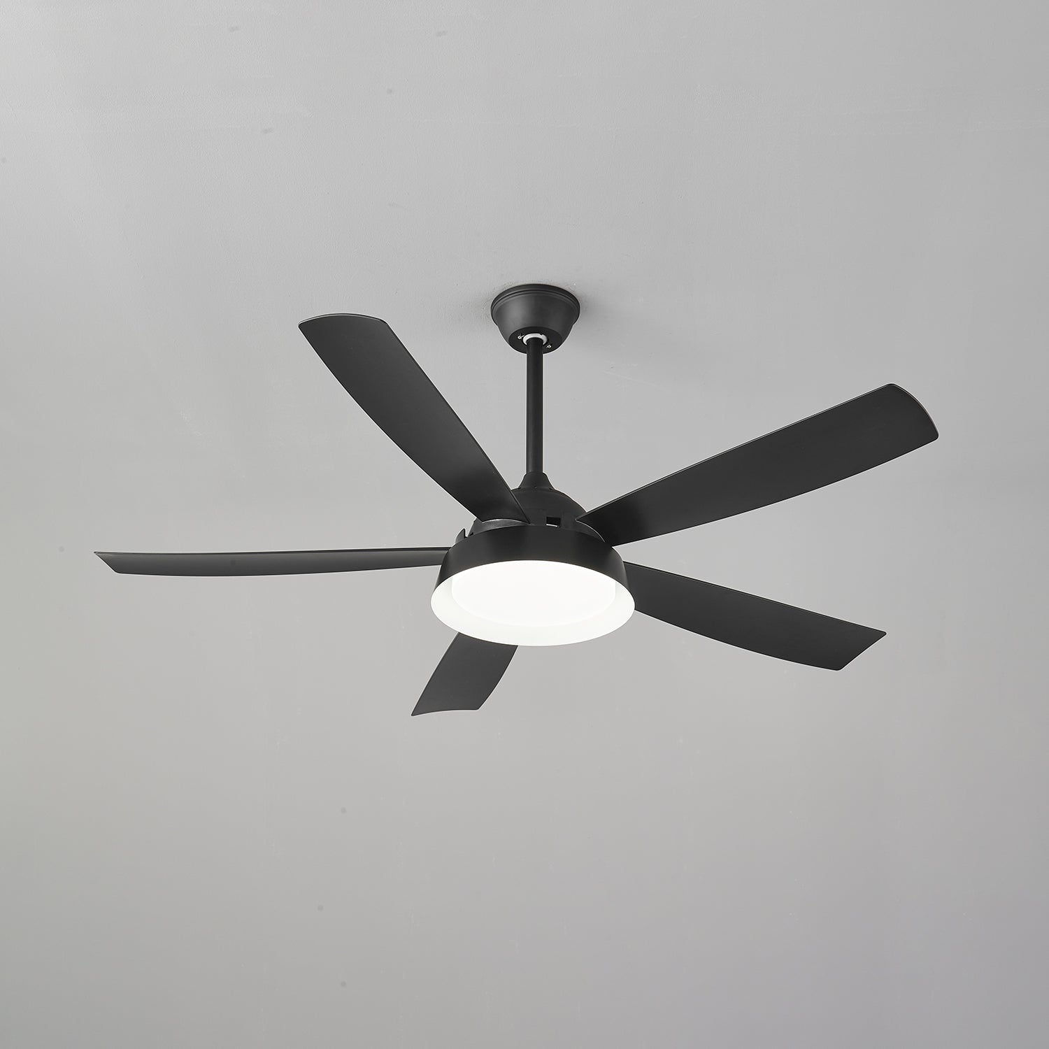 Plafonnier ventilateur Orvino en bois dans une pièce de style ferme moderne