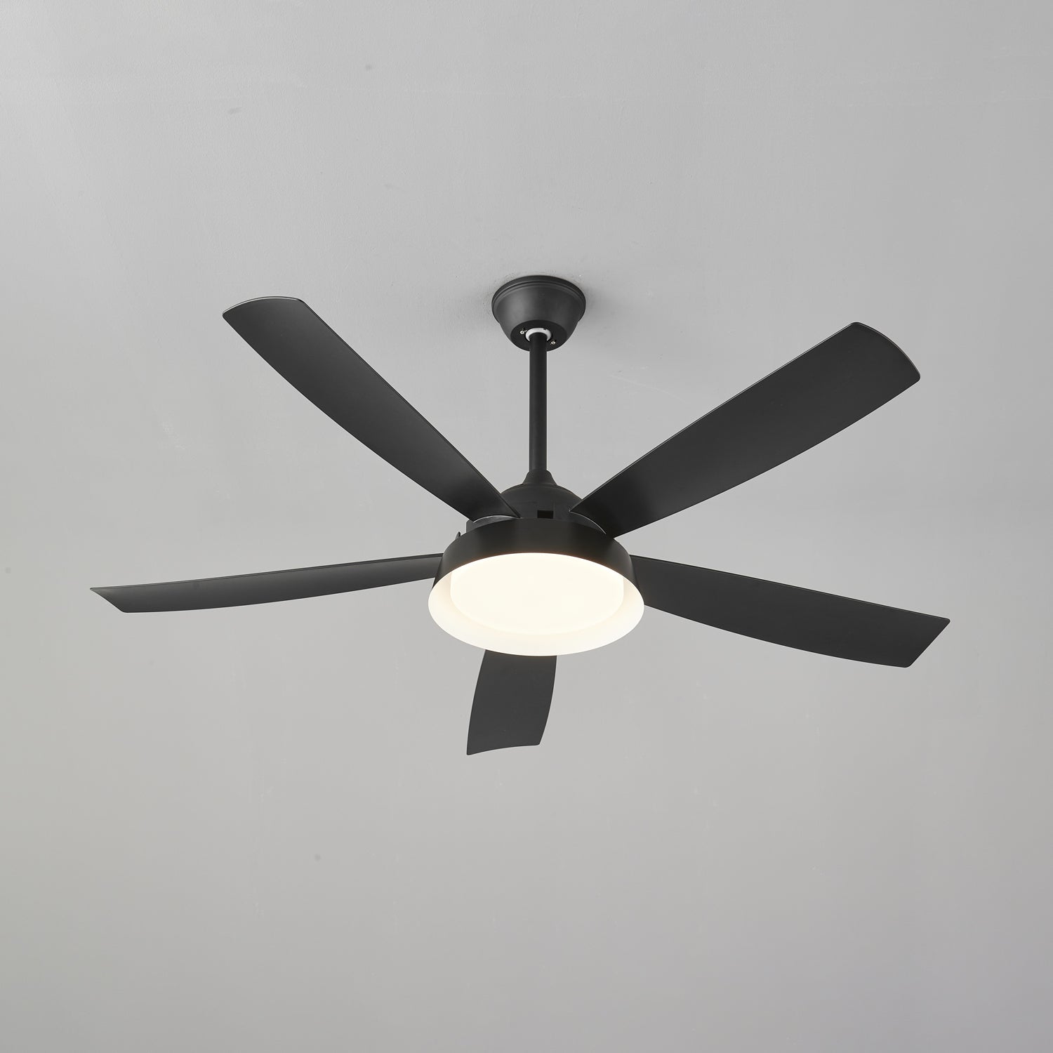Plafonnier ventilateur Orvino en bois dans une pièce lumineuse, éclairée naturellement