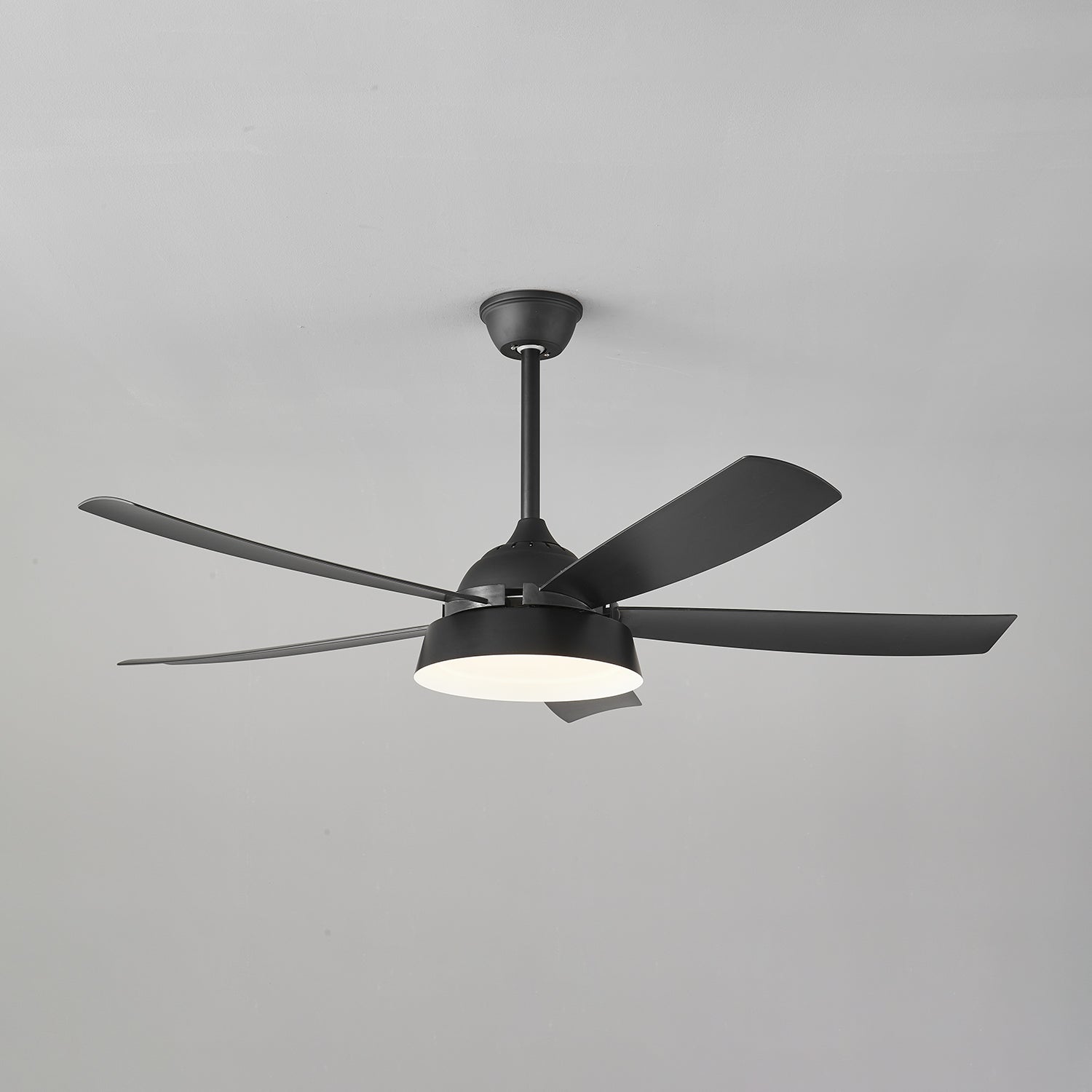 Plafonnier ventilateur Orvino en bois dans un cadre plus sombre avec seulement sa lumière allumée