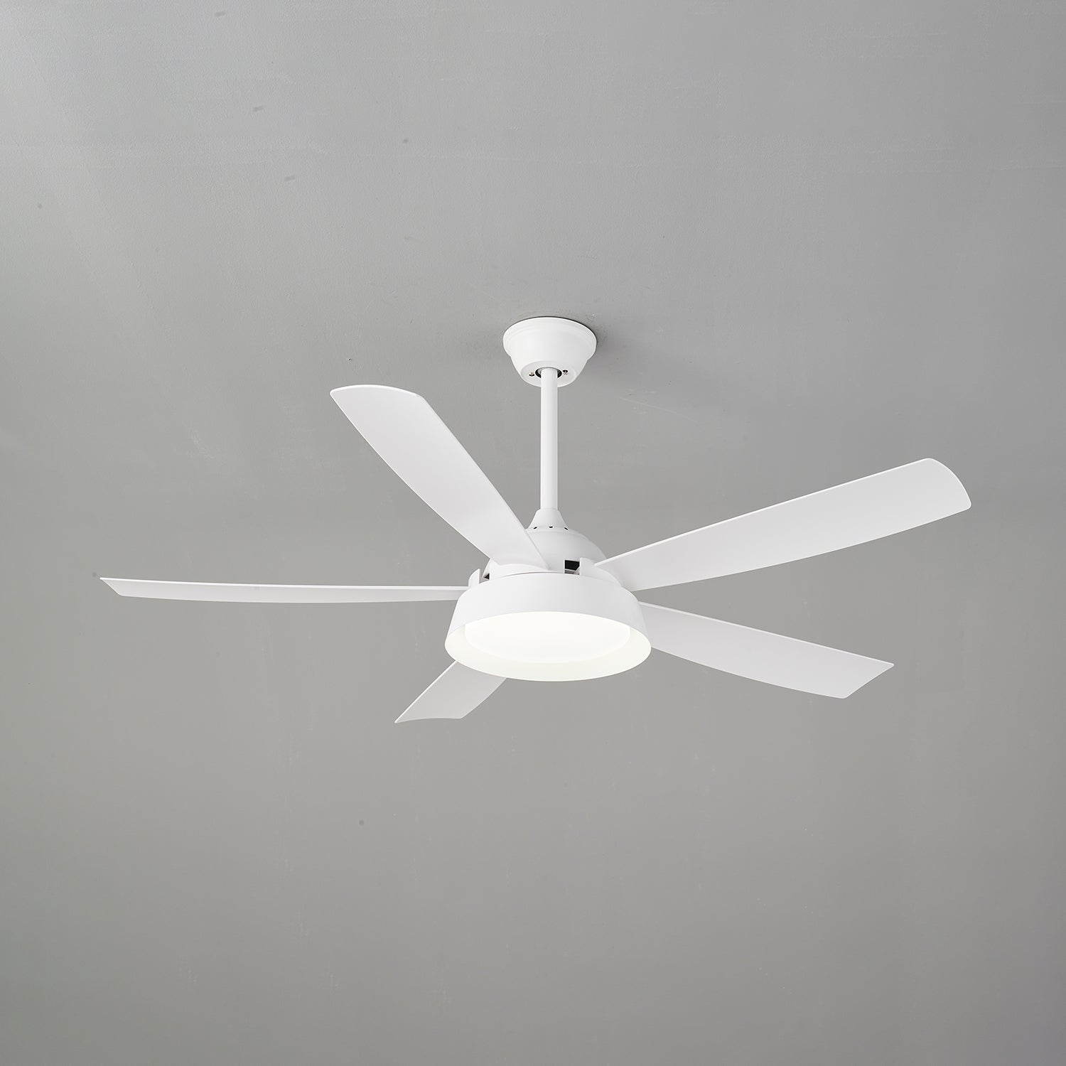 Plafonnier ventilateur Orvino en bois dans un espace commercial comme un bureau