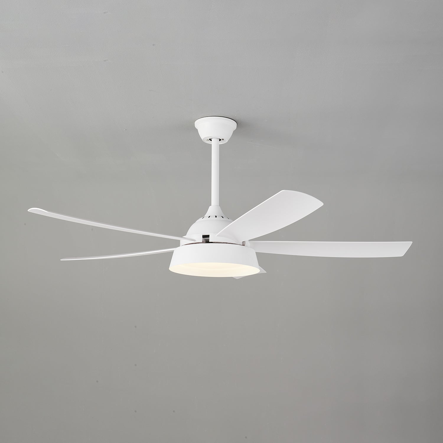 Plafonnier ventilateur Orvino en bois avec ses dimensions affichées