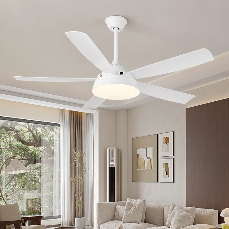 Plafonnier ventilateur Orvino en bois mettant en valeur son esthétique contemporaine