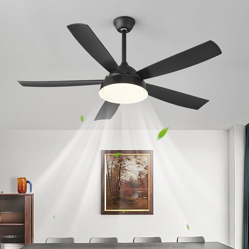 Plafonnier ventilateur Orvino en bois installé dans un salon moderne