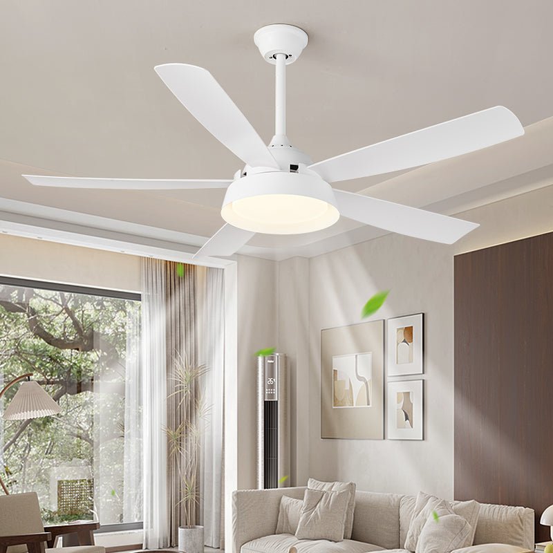 Gros plan sur les pales en bois du plafonnier ventilateur Orvino