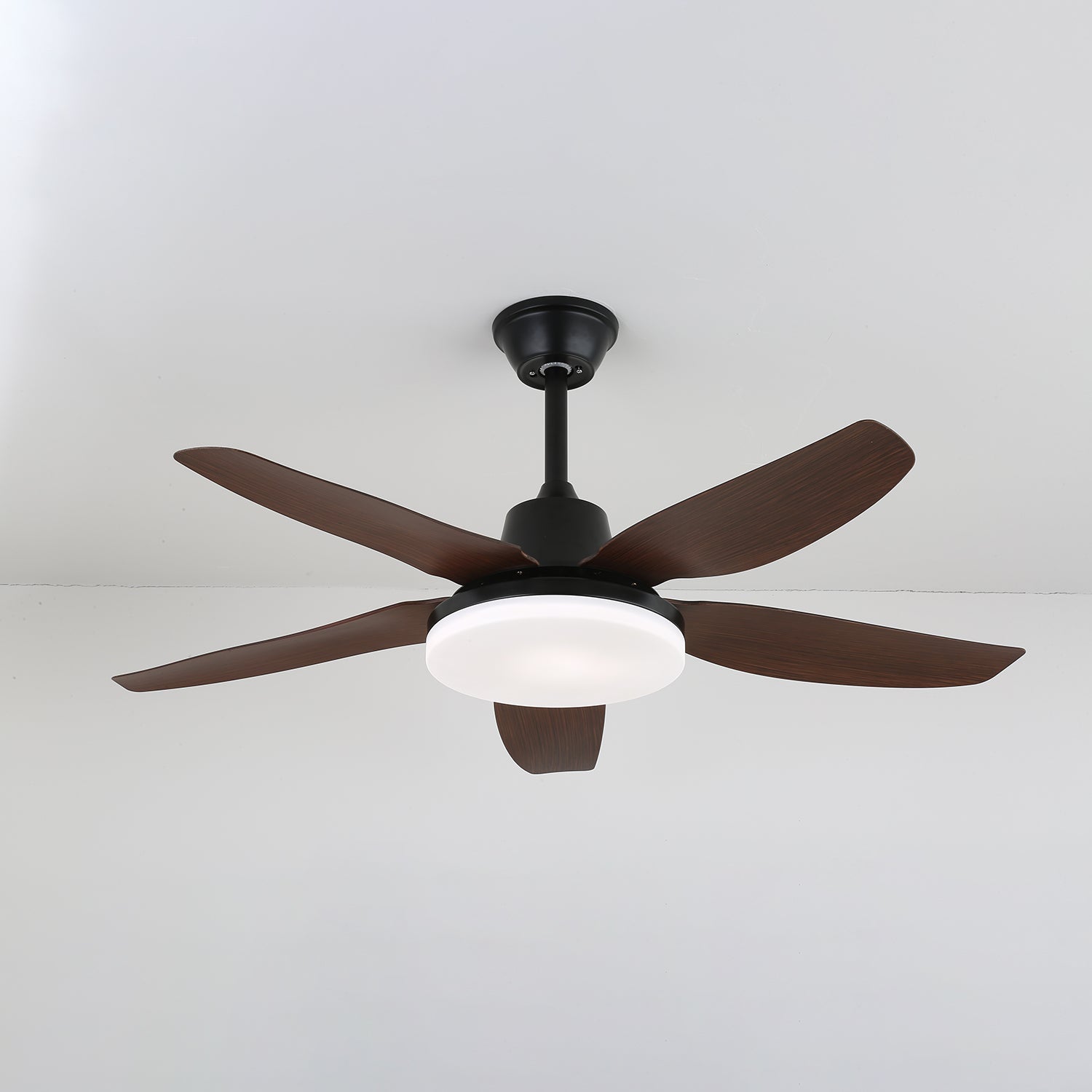Vue détaillée des pales en ABS et du cadre métallique du plafonnier ventilateur Luvo