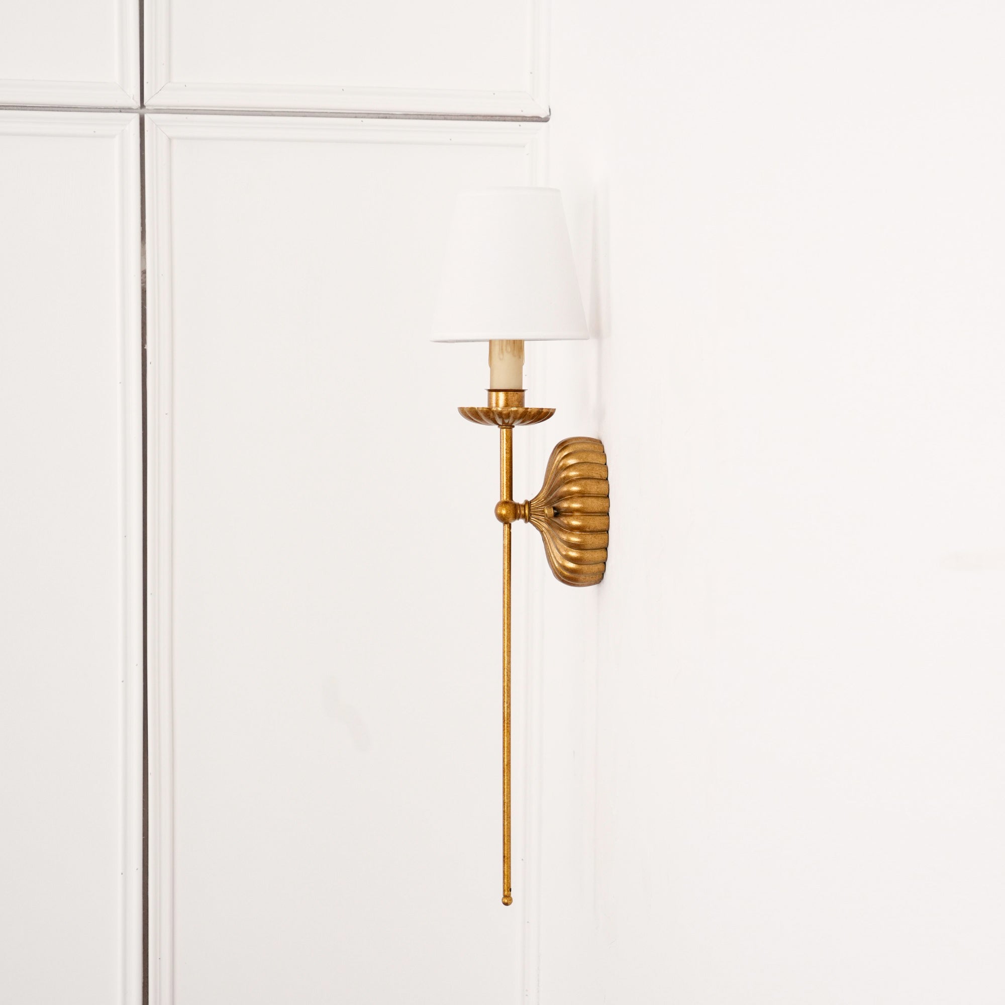 Axiom Applique Murale en Métal Doré Antique et Tissu Industriel Vintage - Neutralighting