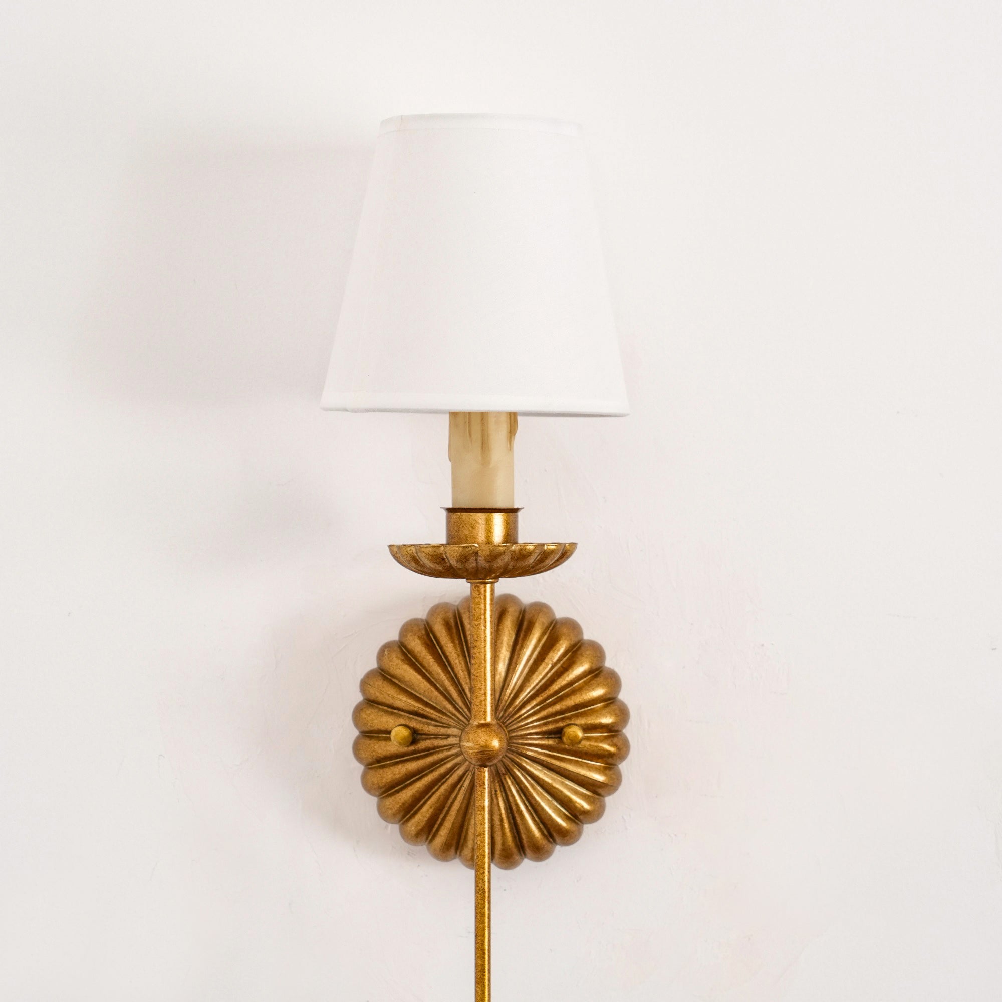 Axiom Applique Murale en Métal Doré Antique et Tissu Industriel Vintage - Neutralighting