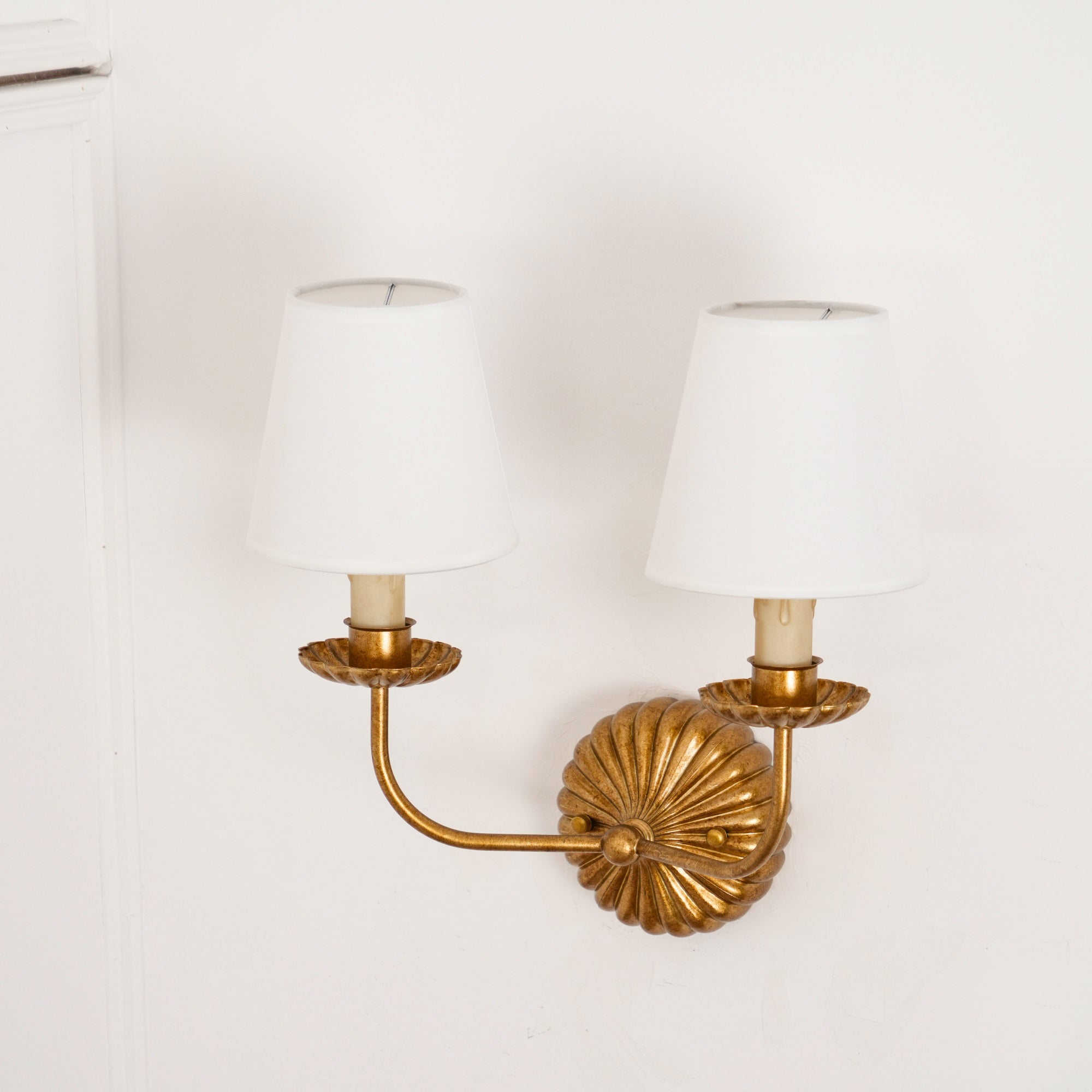 Axiom Applique Murale en Métal Doré Antique et Tissu Industriel Vintage - Neutralighting