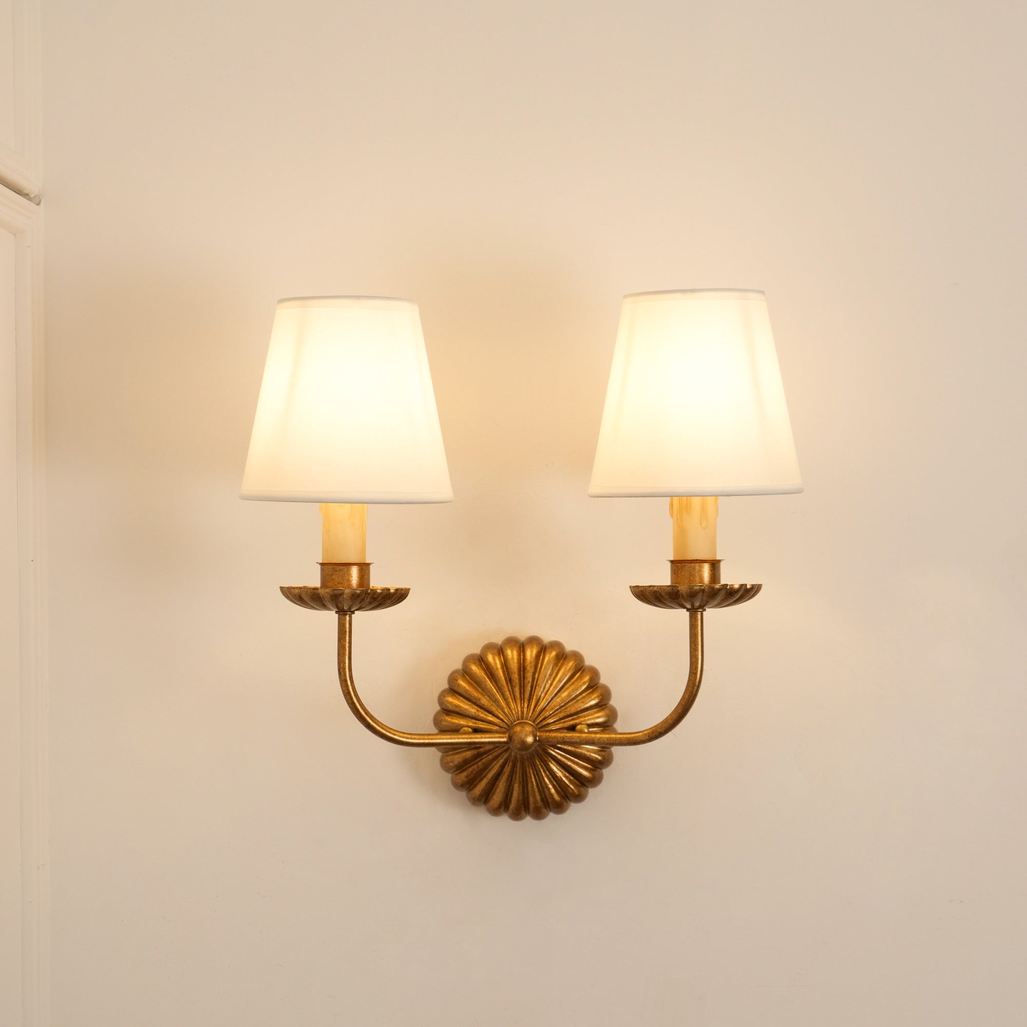 Axiom Applique Murale en Métal Doré Antique et Tissu Industriel Vintage - Neutralighting