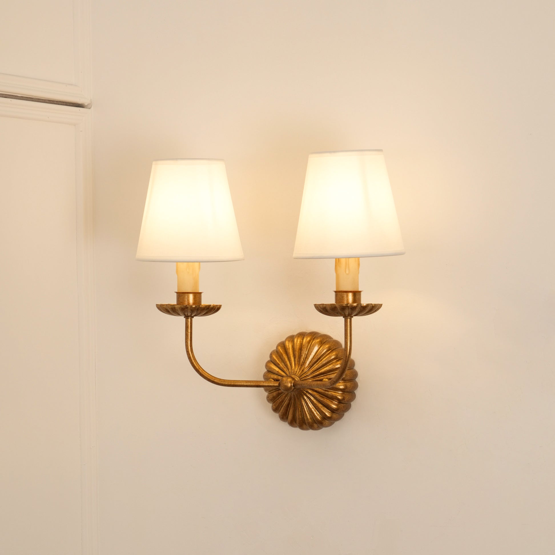 Axiom Applique Murale en Métal Doré Antique et Tissu Industriel Vintage - Neutralighting