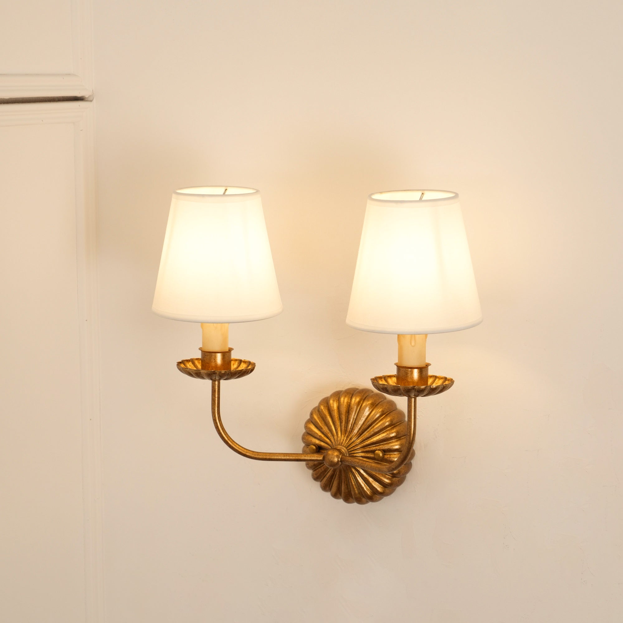 Axiom Applique Murale en Métal Doré Antique et Tissu Industriel Vintage - Neutralighting