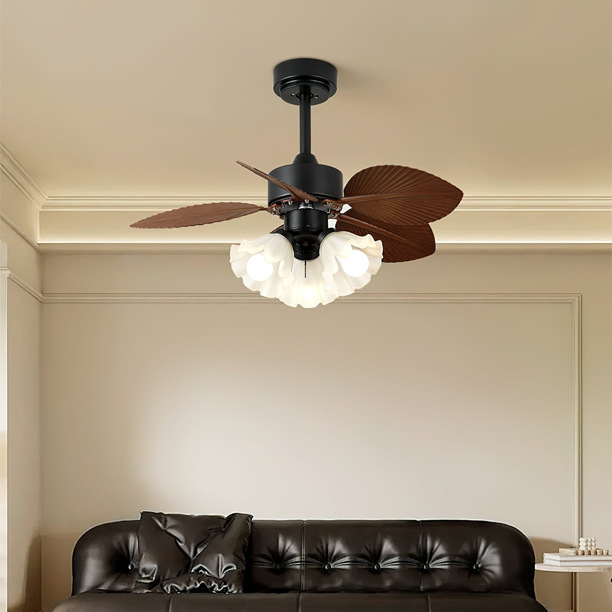 Ventilateur de plafond Rosalyn couleur Noyer, montrant le ventilateur et la lumière intégrée.