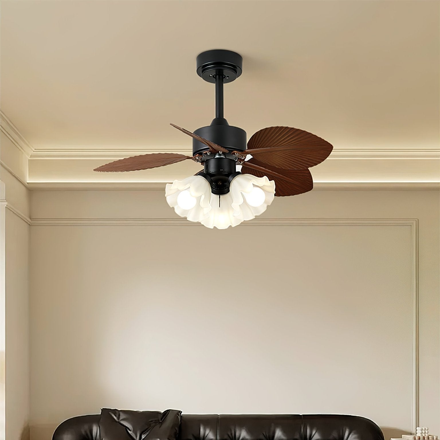 Ventilateur de plafond Rosalyn avec le détail de son abat-jour en verre.
