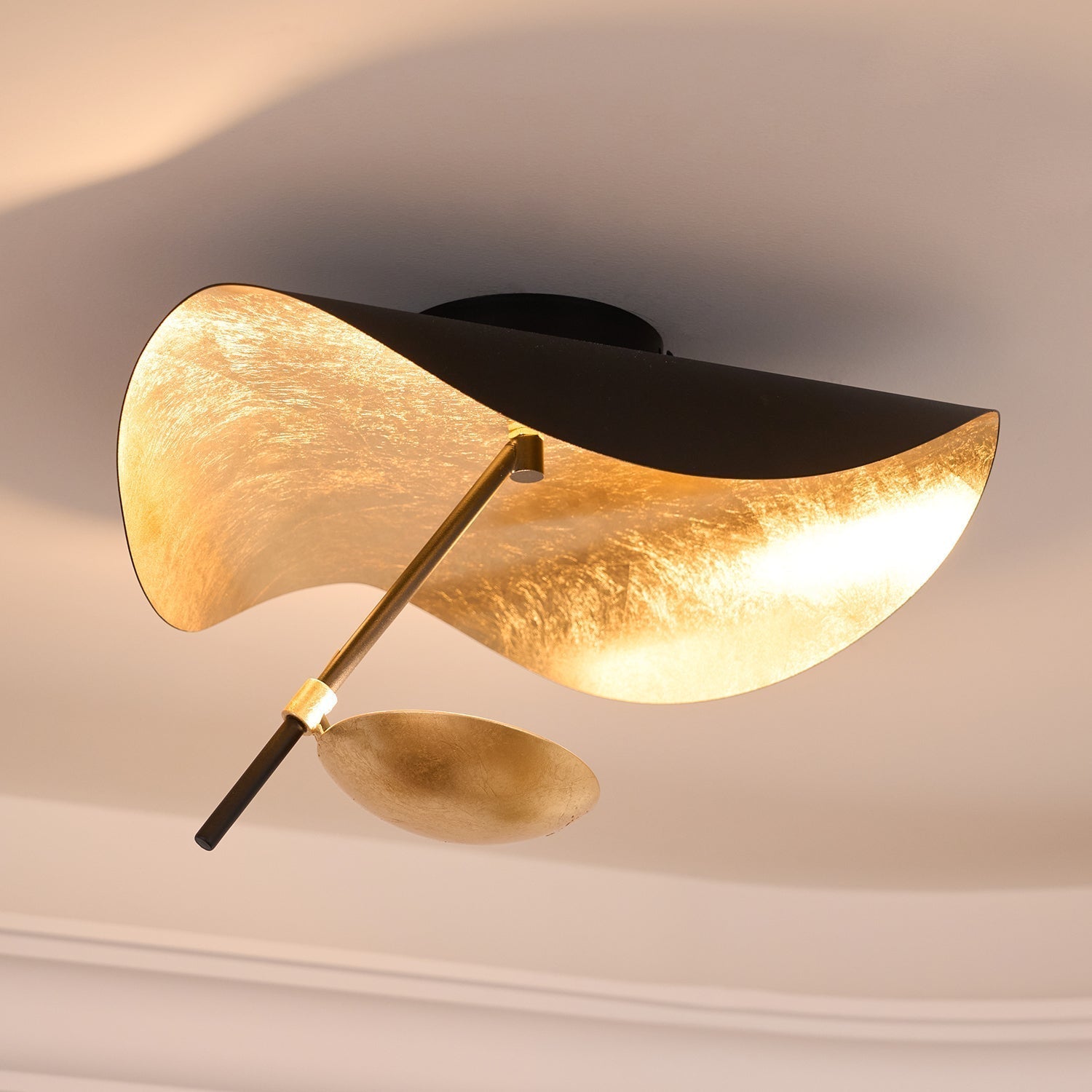 Solara Plafonnier Abat-jour Courbé et Intérieur Doré - Neutralighting