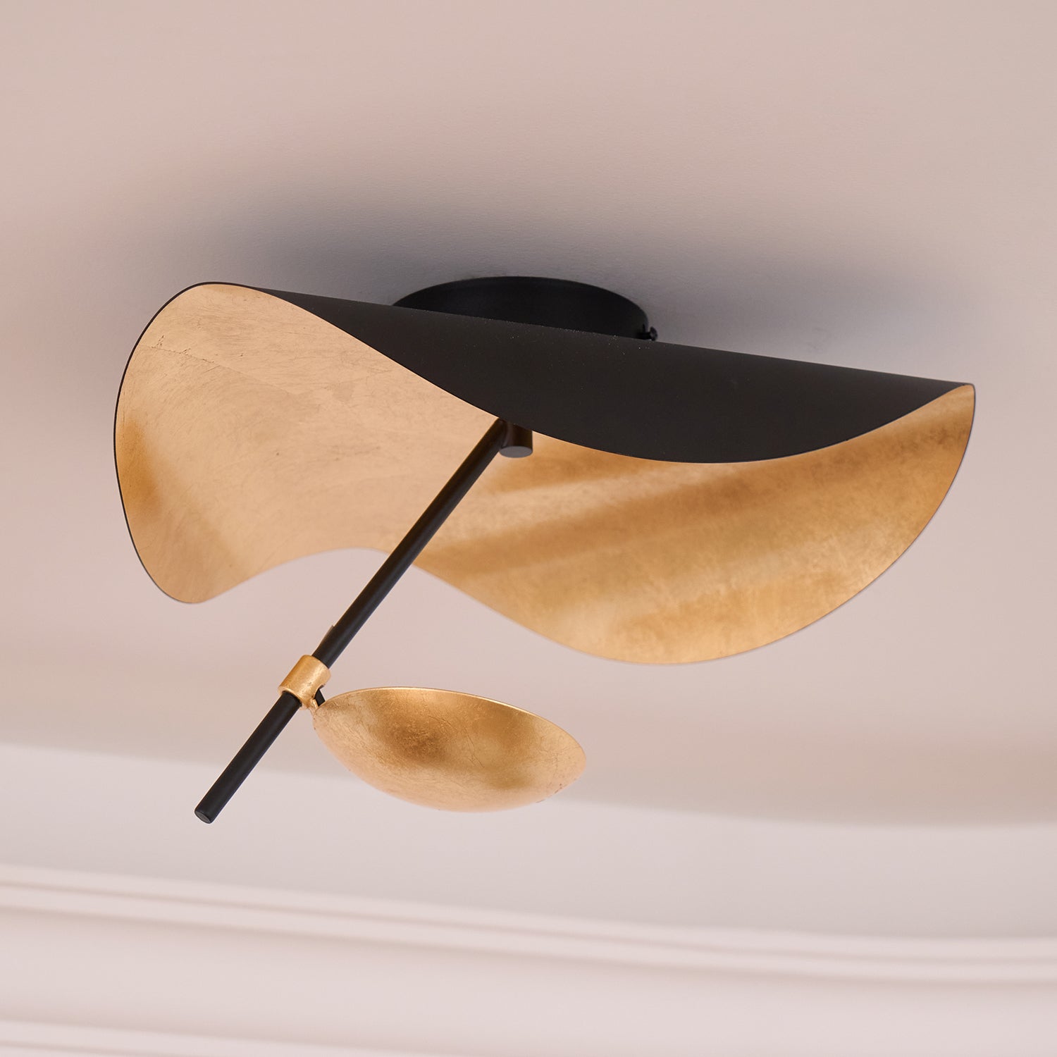 Solara Plafonnier Abat-jour Courbé et Intérieur Doré - Neutralighting