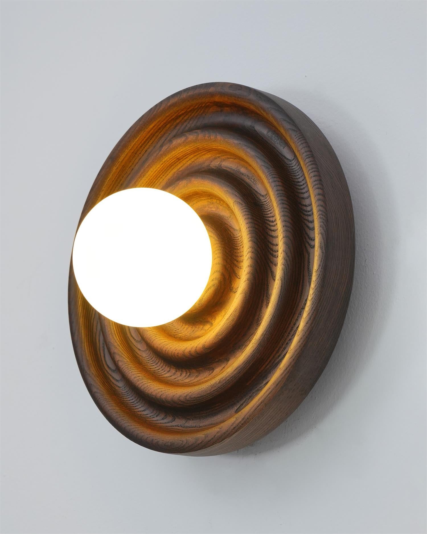 Lumoran Applique murale Ripple avec corps en bois de frêne et abat-jour en verre - Neutralighting