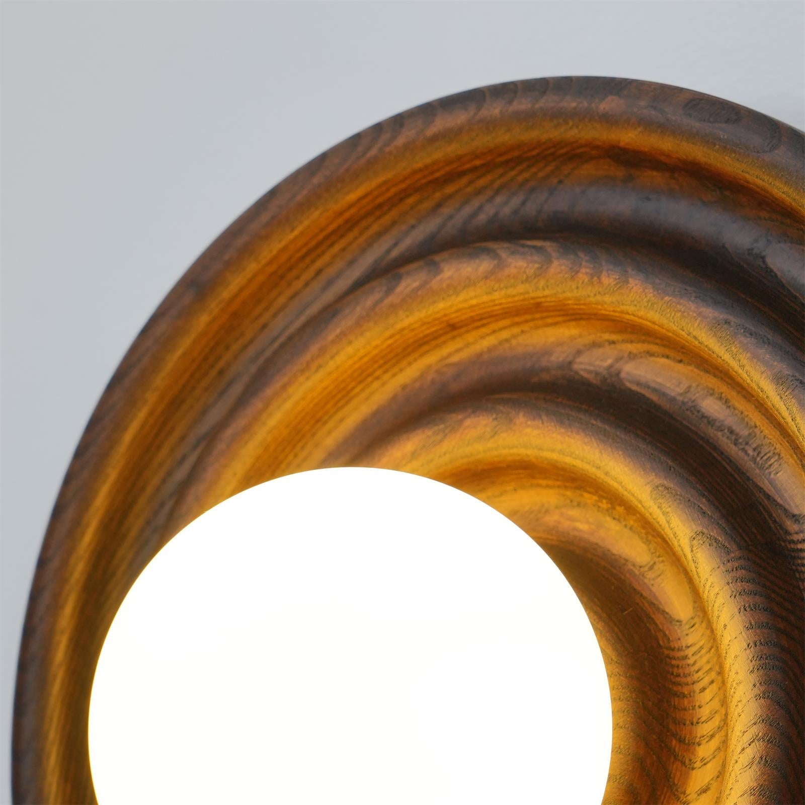 Lumoran Applique murale Ripple avec corps en bois de frêne et abat-jour en verre - Neutralighting