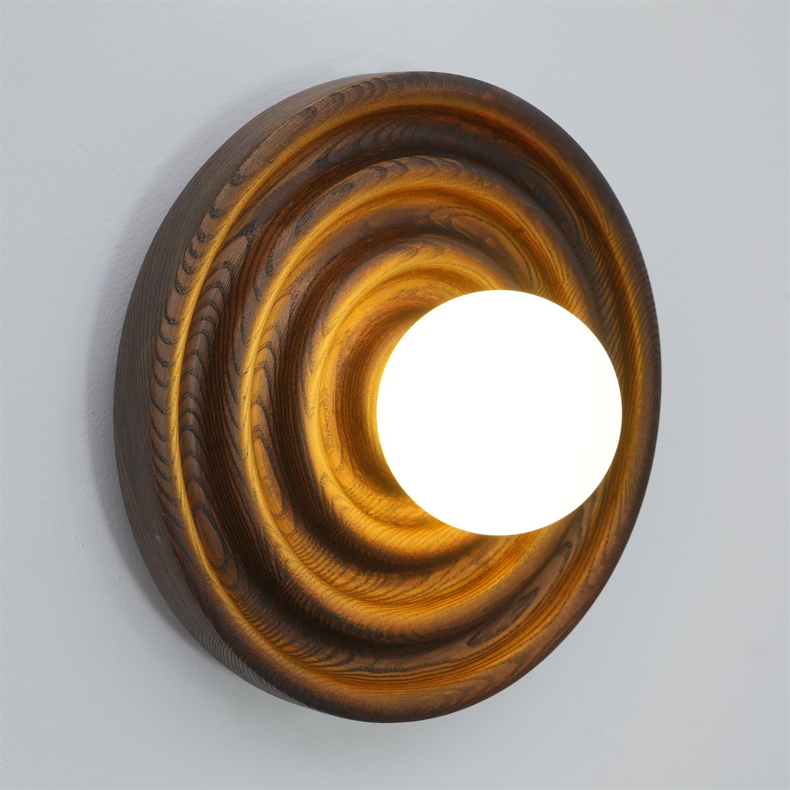 Lumoran Applique murale Ripple avec corps en bois de frêne et abat-jour en verre - Neutralighting