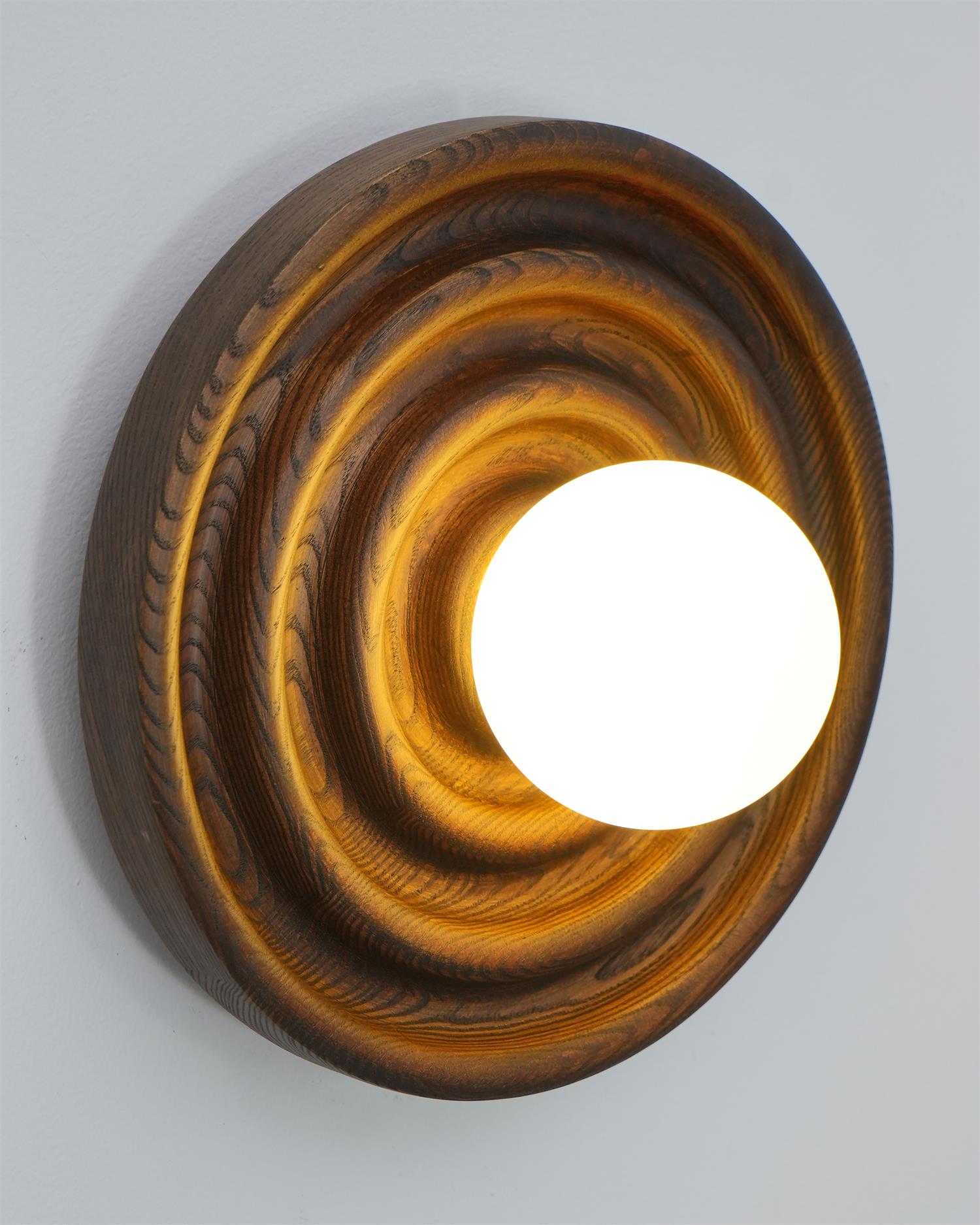 Lumoran Applique murale Ripple avec corps en bois de frêne et abat-jour en verre - Neutralighting
