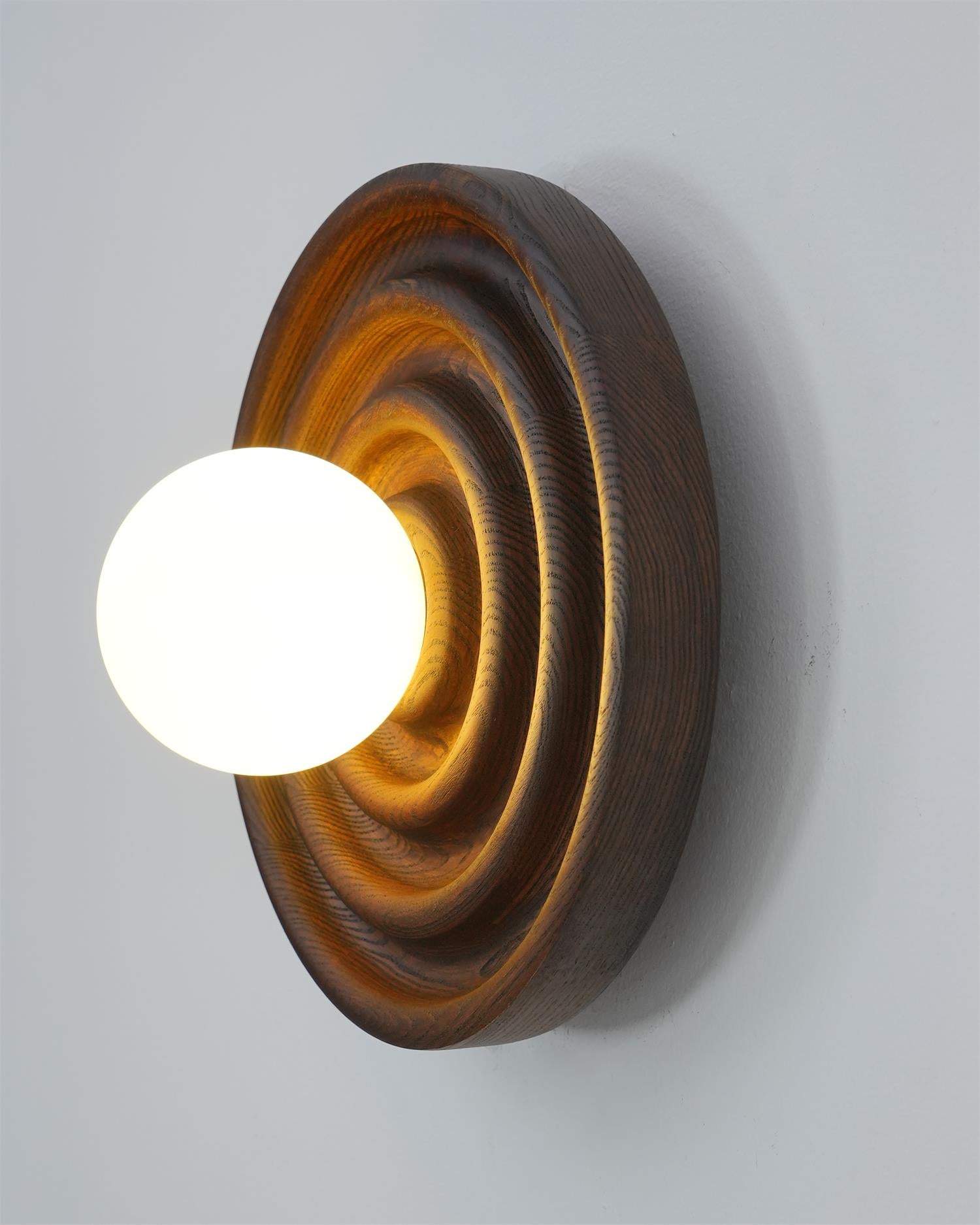 Lumoran Applique murale Ripple avec corps en bois de frêne et abat-jour en verre - Neutralighting