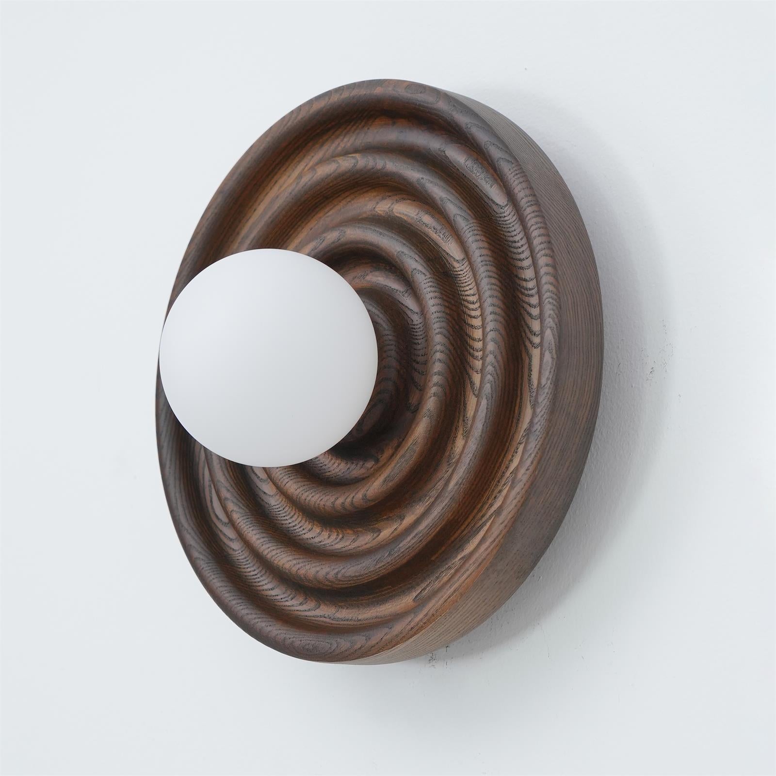 Lumoran Applique murale Ripple avec corps en bois de frêne et abat-jour en verre - Neutralighting
