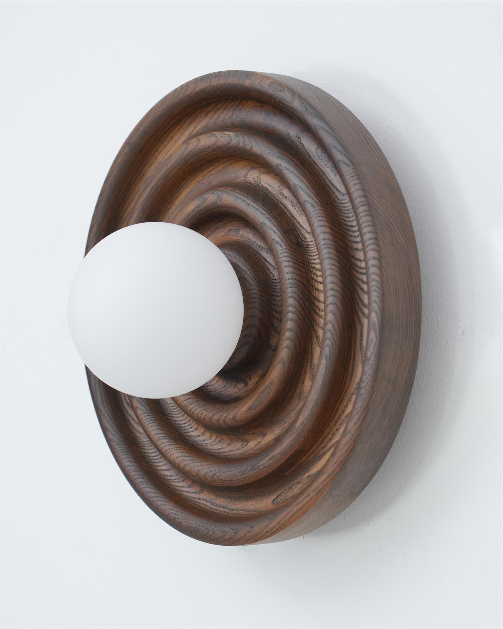 Lumoran Applique murale Ripple avec corps en bois de frêne et abat-jour en verre - Neutralighting