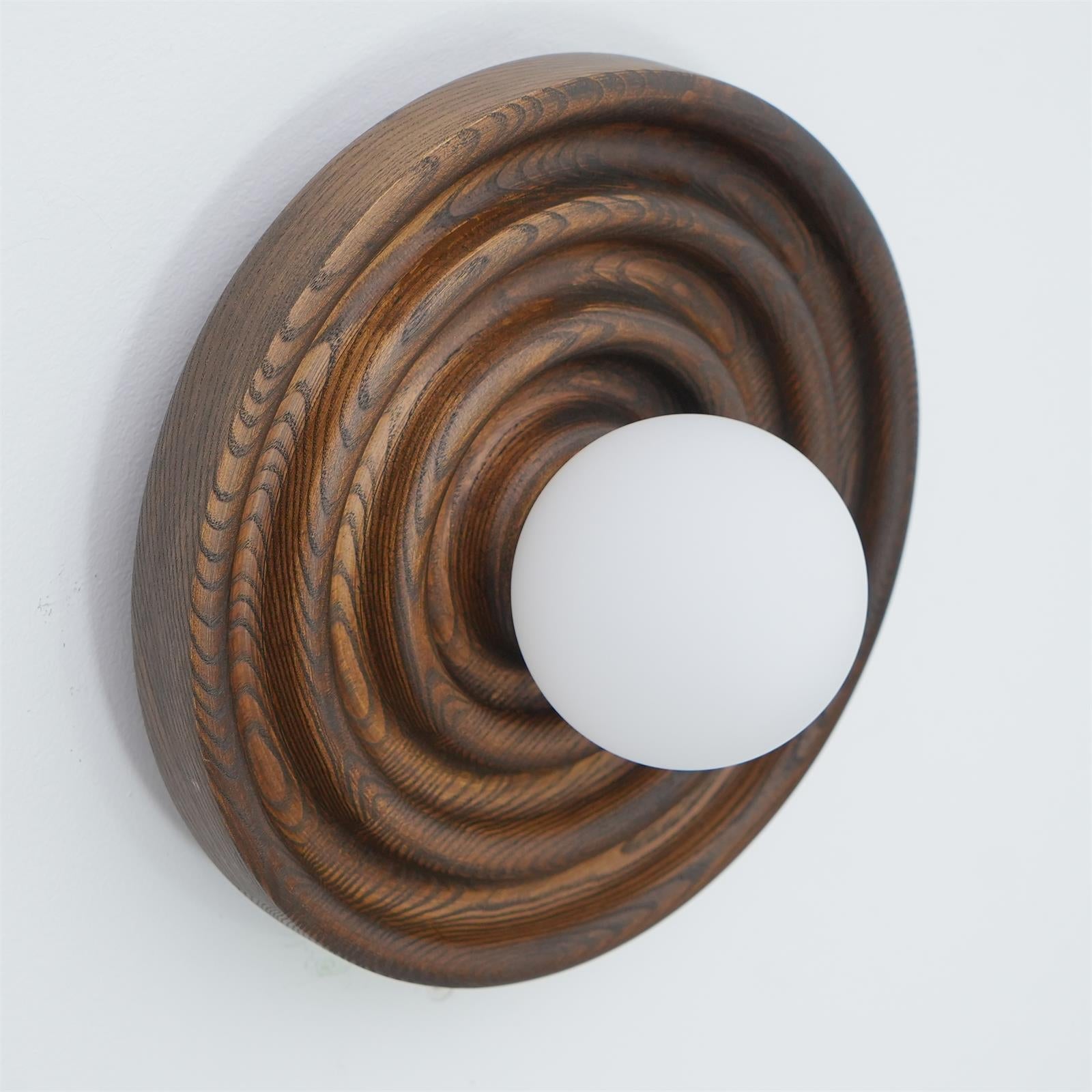 Lumoran Applique murale Ripple avec corps en bois de frêne et abat-jour en verre - Neutralighting