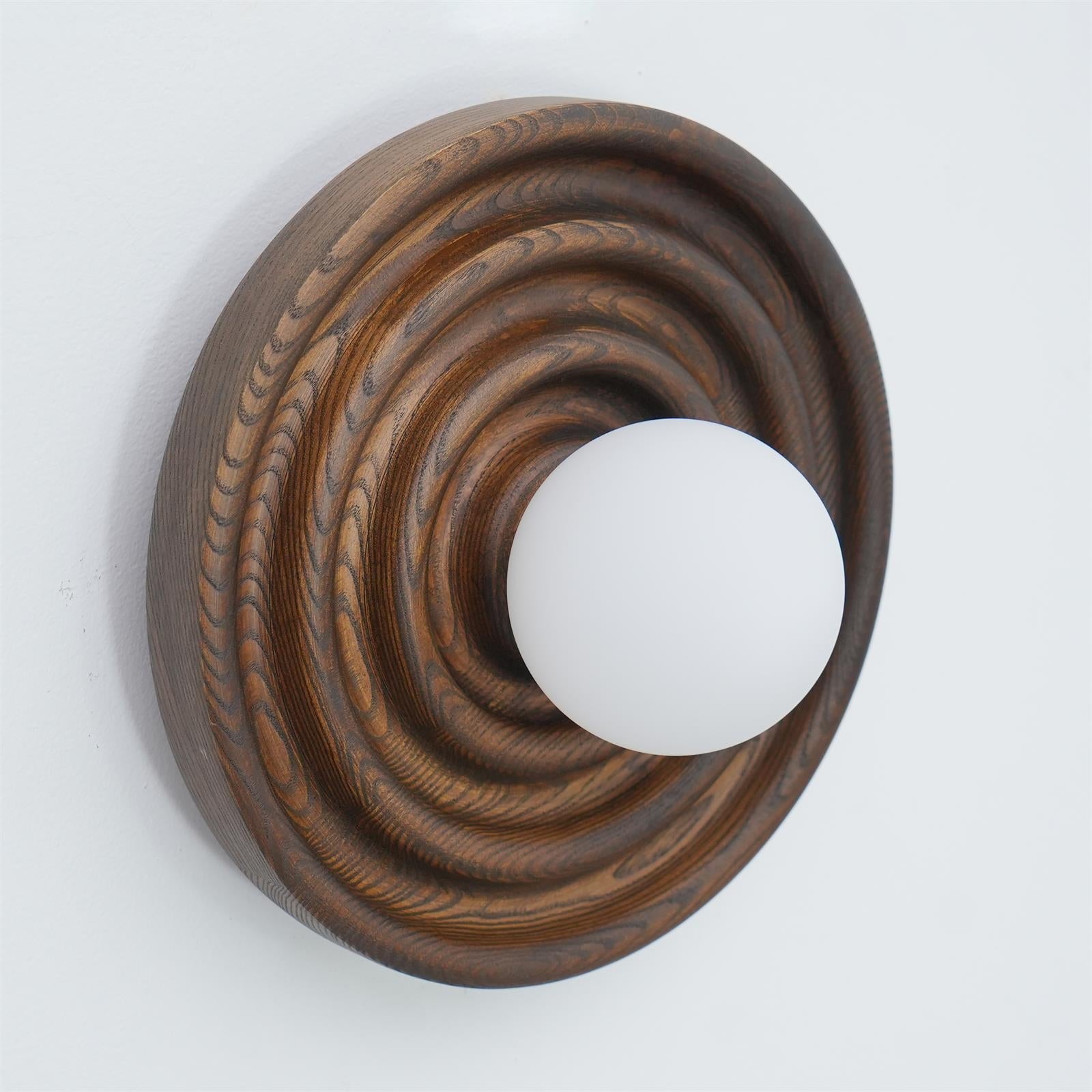 Lumoran Applique murale Ripple avec corps en bois de frêne et abat-jour en verre - Neutralighting