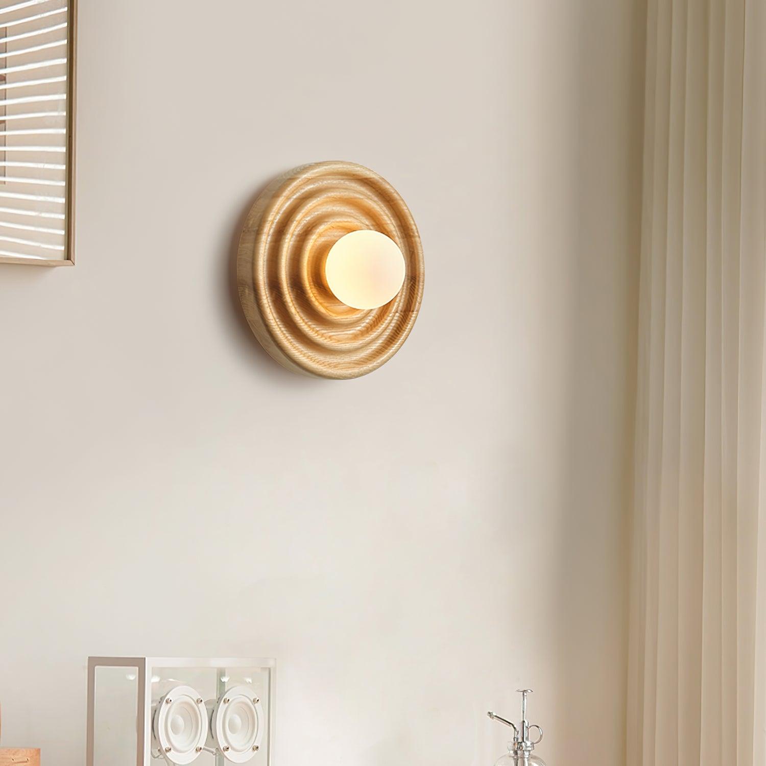 Lumoran Applique murale Ripple avec corps en bois de frêne et abat-jour en verre - Neutralighting