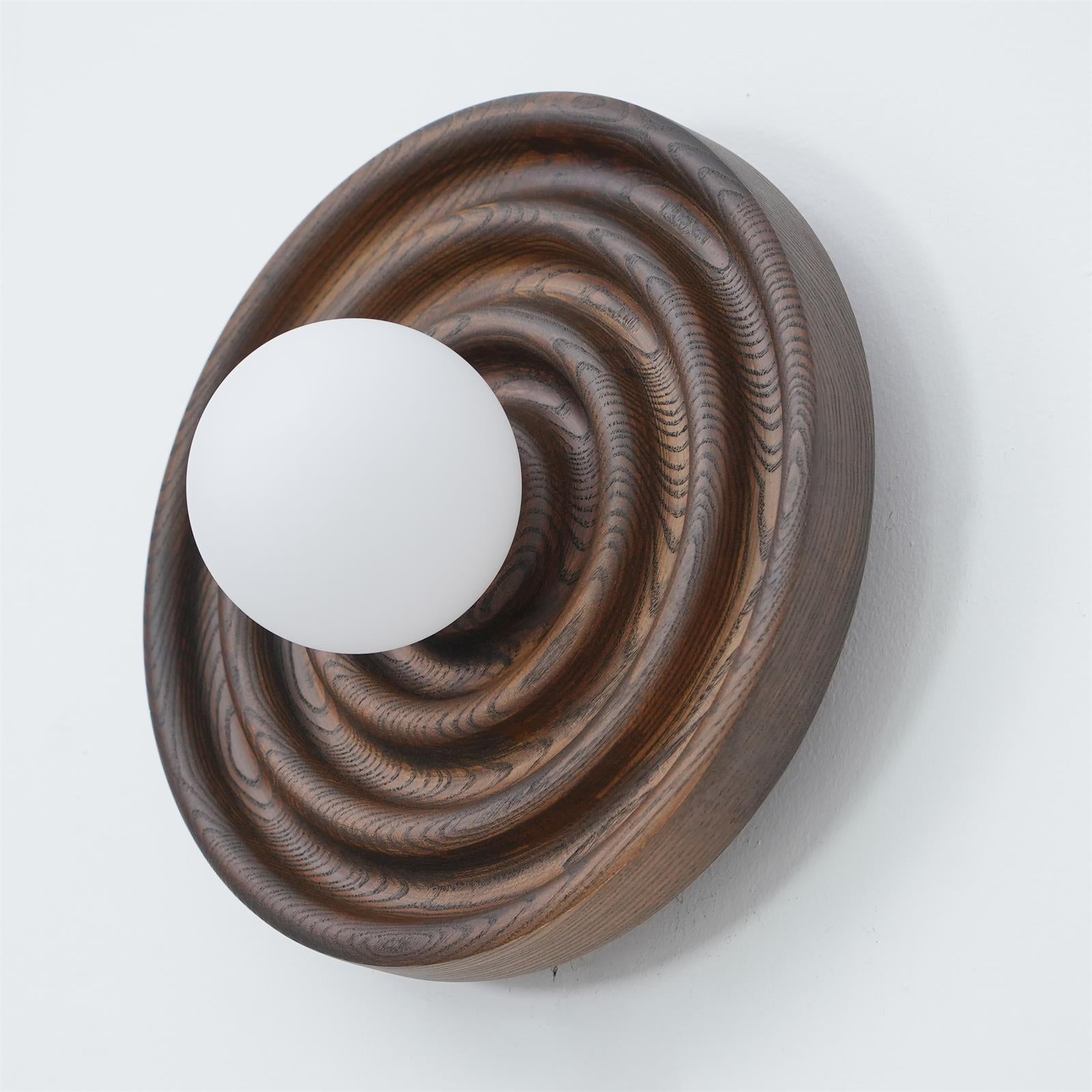 Lumoran Applique murale Ripple avec corps en bois de frêne et abat-jour en verre - Neutralighting