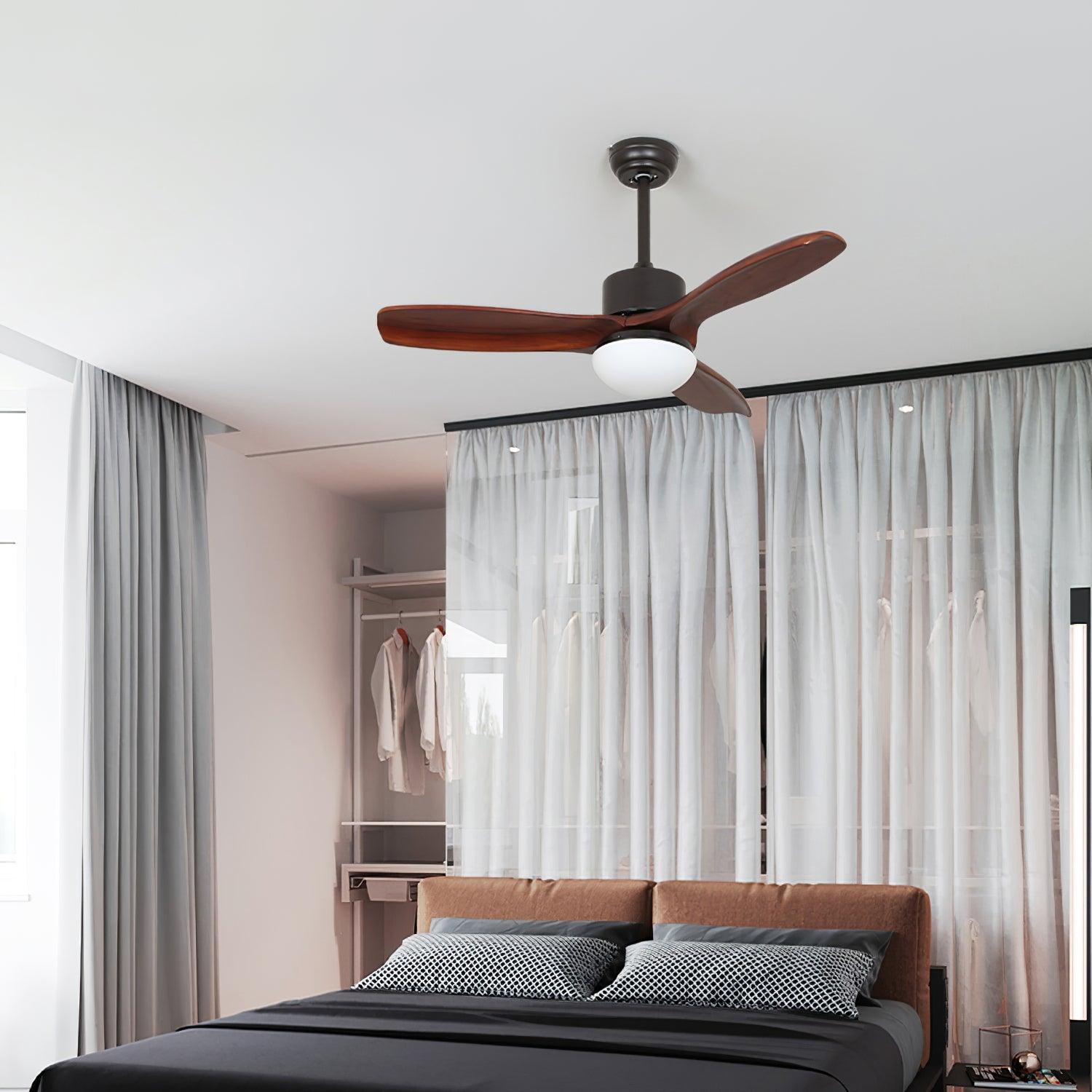 Vue détaillée du boîtier du moteur et du luminaire du ventilateur.