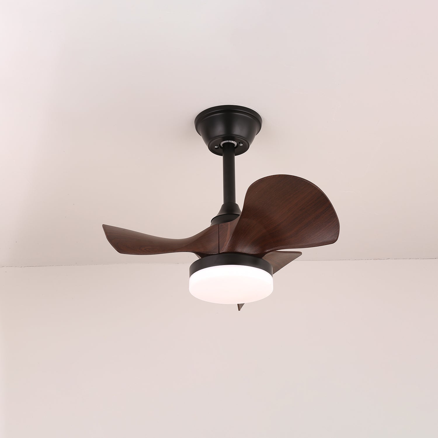 Plafonnier Ventilateur Neriah Moderne en Bois installé dans un intérieur