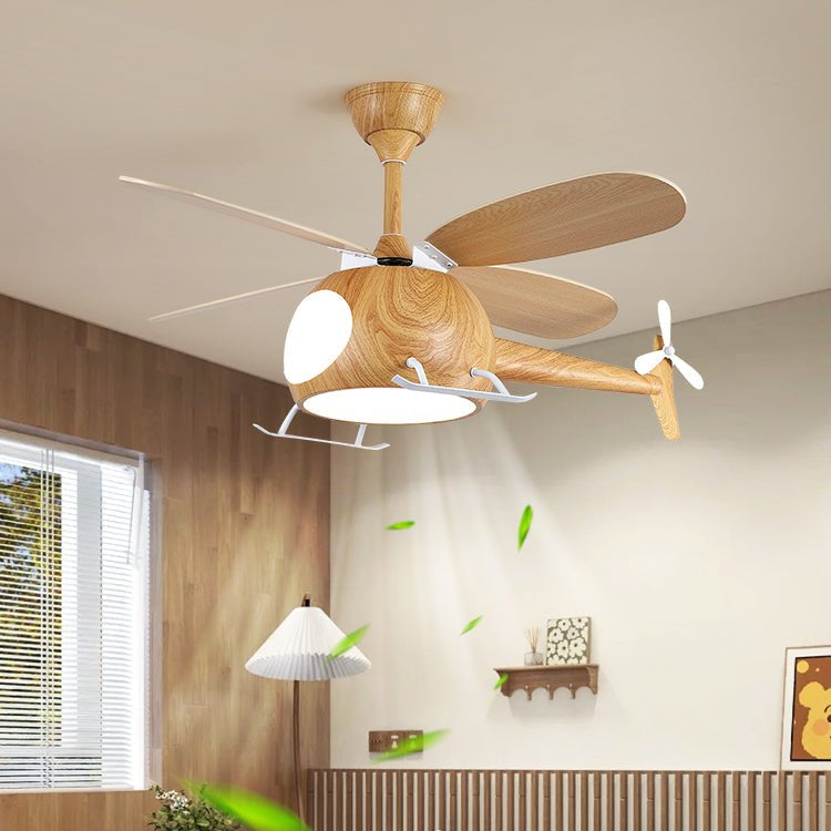 Gros plan sur les pales du ventilateur de plafond et luminaire Aviara Bois Moderne pour chambre d'enfant