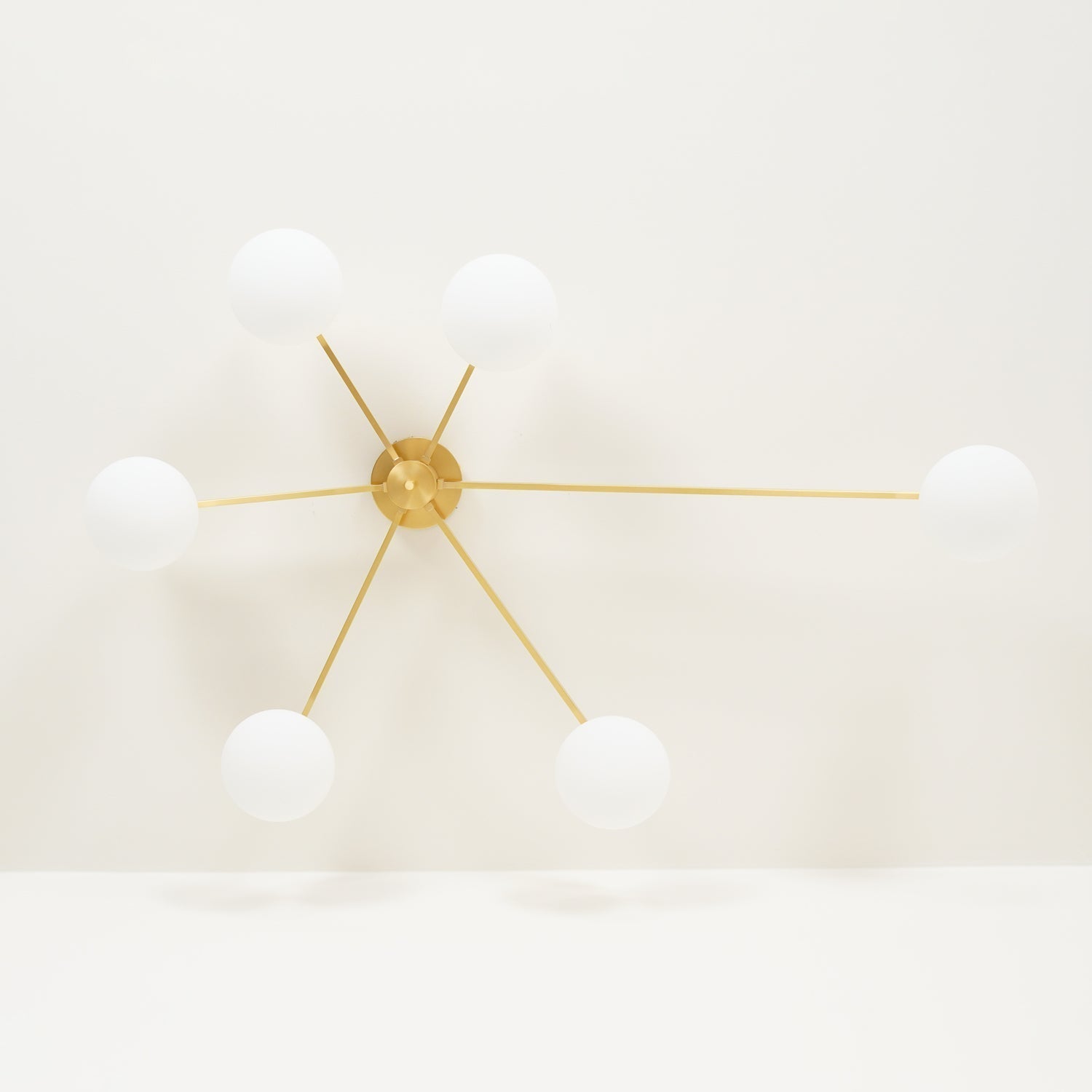 Jania Plafonnier Moderne en Verre et Métal Noir à Trois Bras