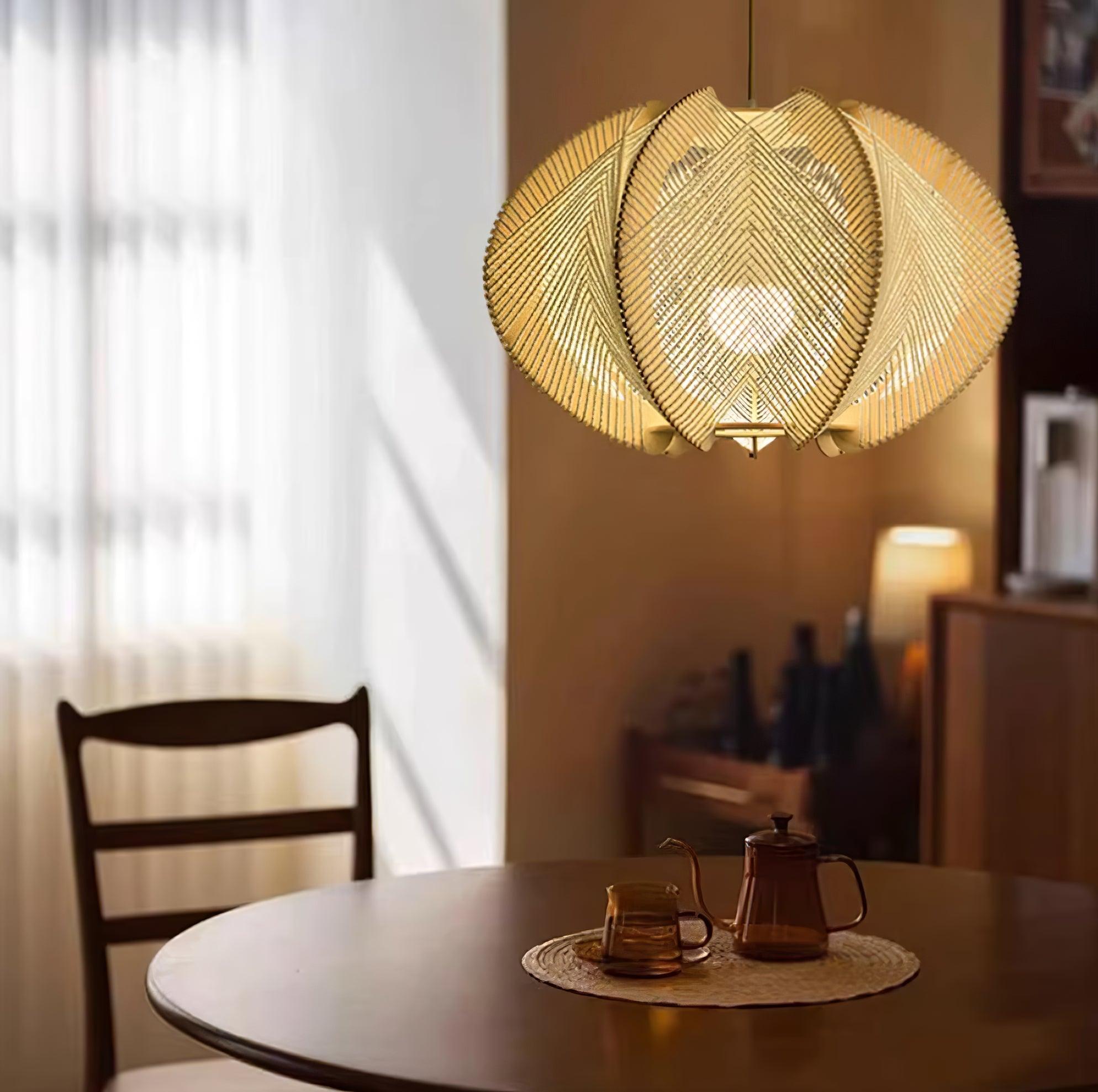 Novan Suspension avec abat-jour en tissu, structure en bois et détails en fil métallique - Neutralighting