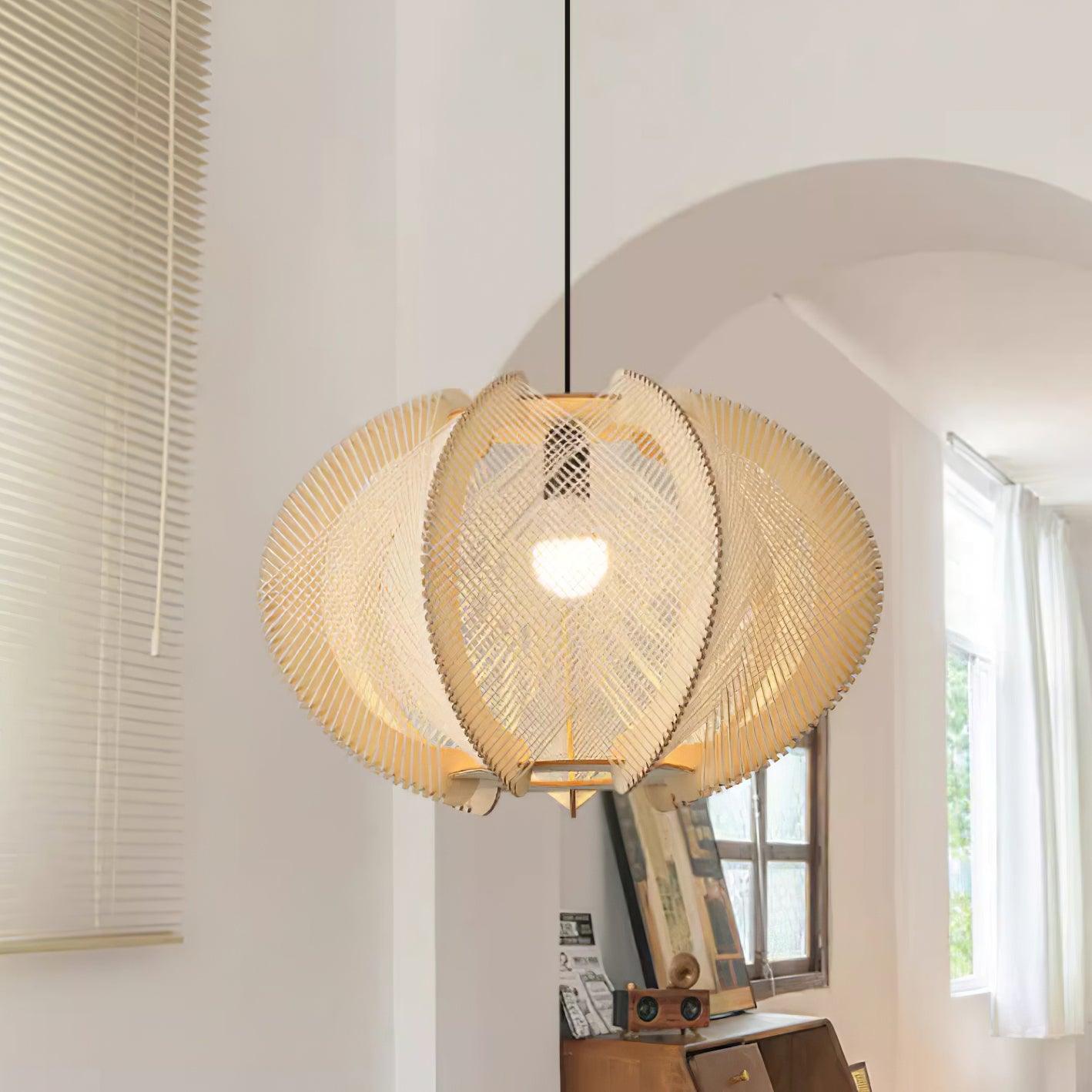 Novan Suspension avec abat-jour en tissu, structure en bois et détails en fil métallique - Neutralighting