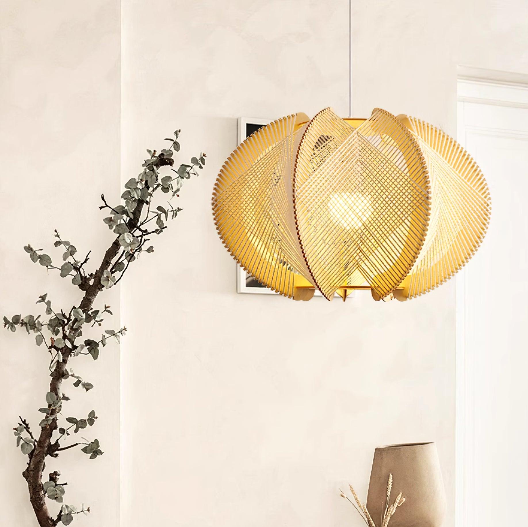 Novan Suspension avec abat-jour en tissu, structure en bois et détails en fil métallique - Neutralighting