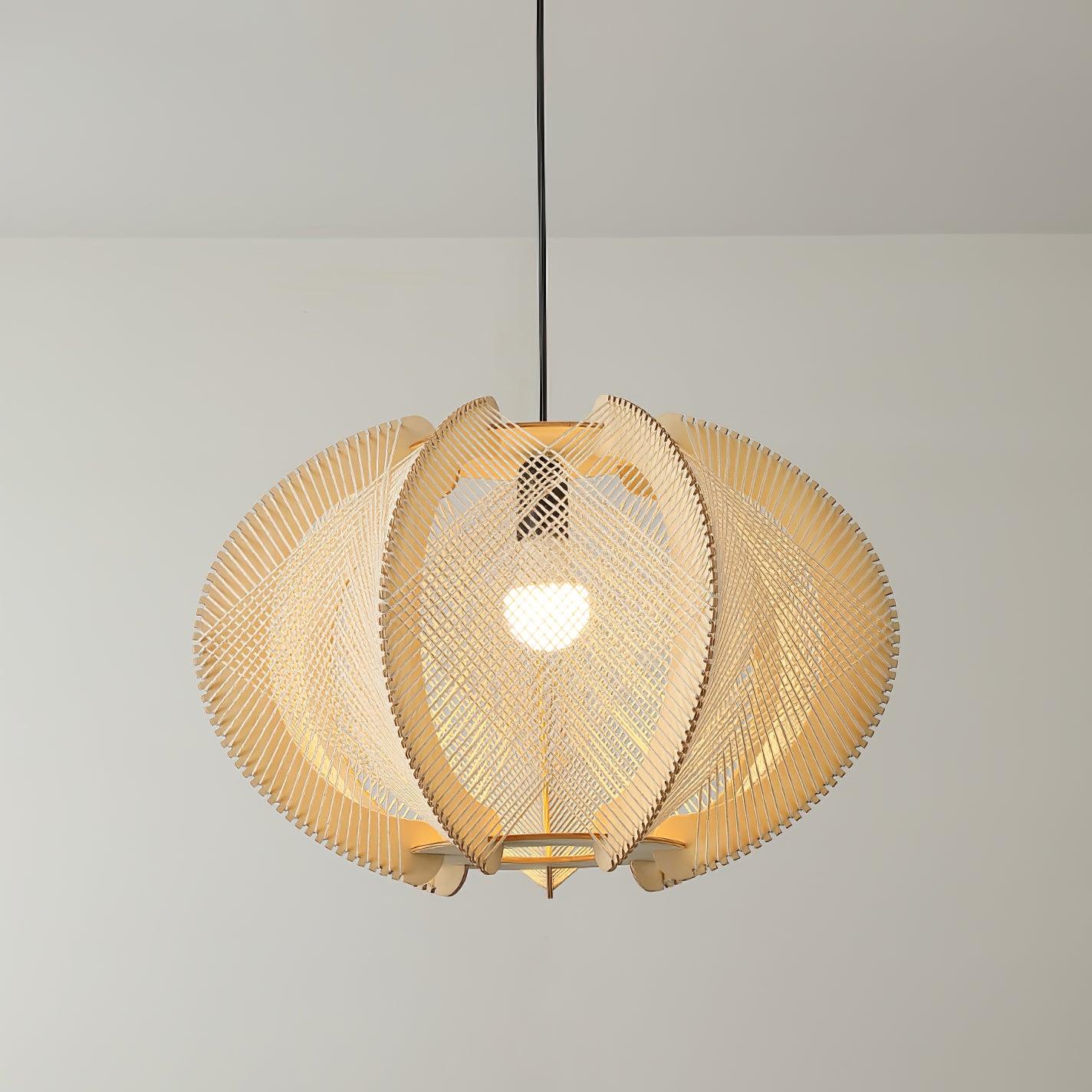 Novan Suspension avec abat-jour en tissu, structure en bois et détails en fil métallique - Neutralighting