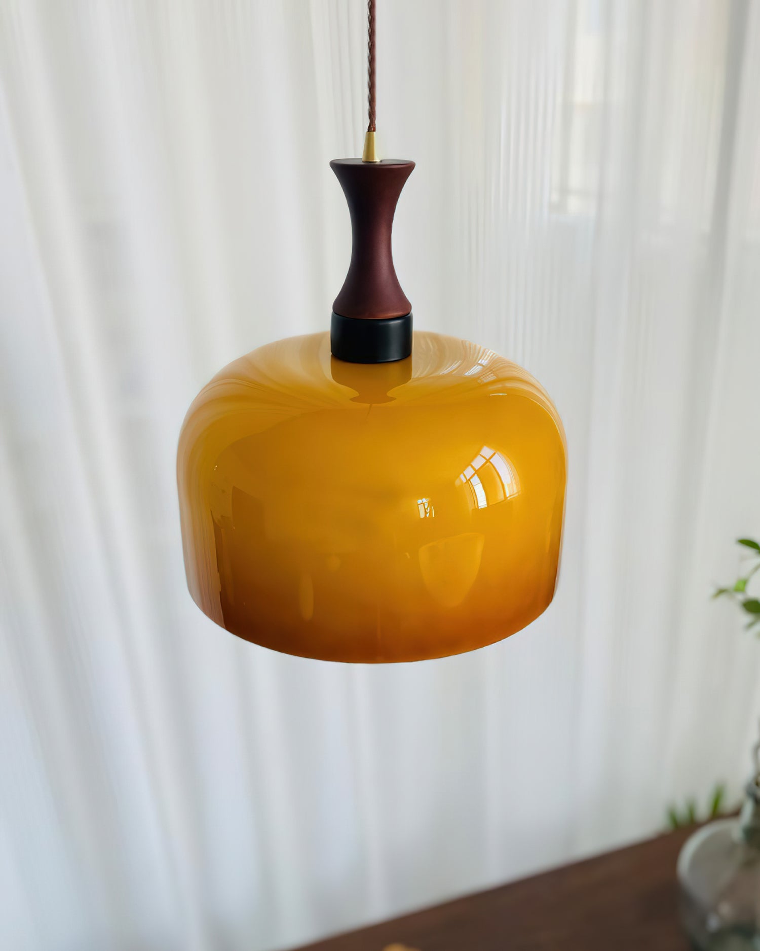 Lacey Suspension Lampe en Verre avec Dôme Ambre et Col en Bois - Neutralighting