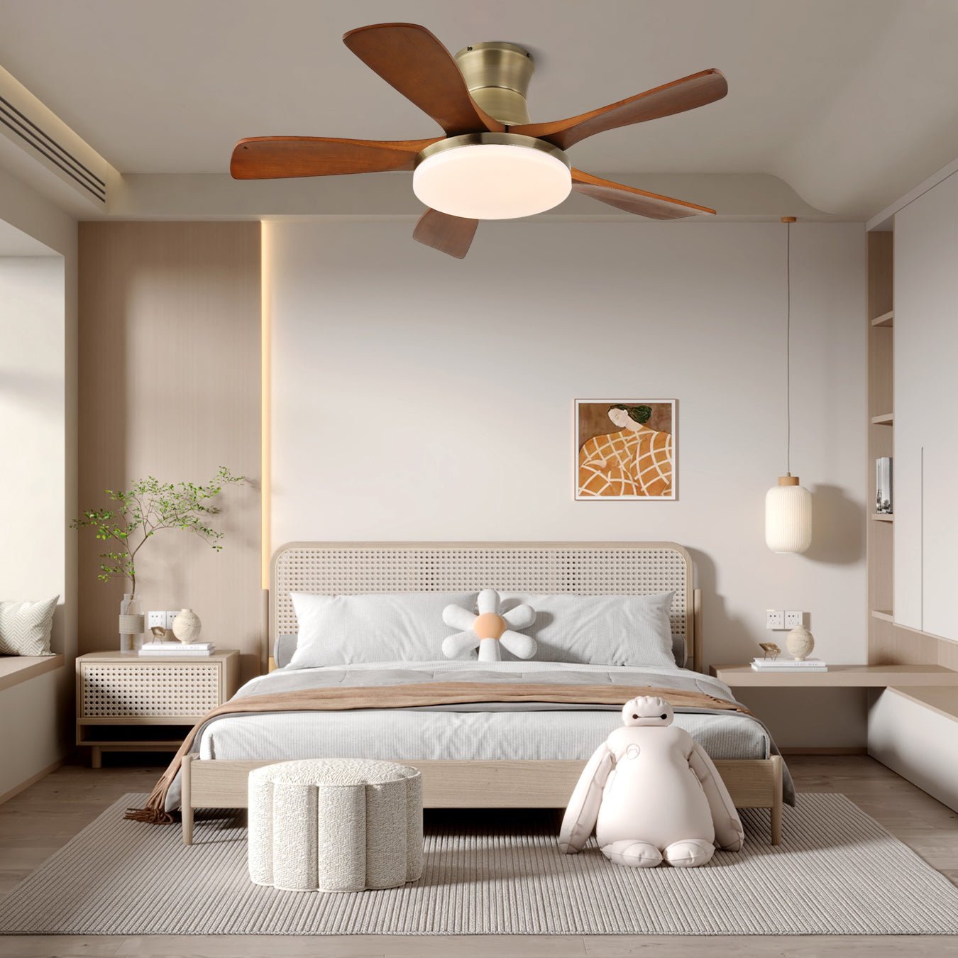 Gros plan sur les pales en bois et la finition couleur laiton du ventilateur de plafond luminaire Brevo.