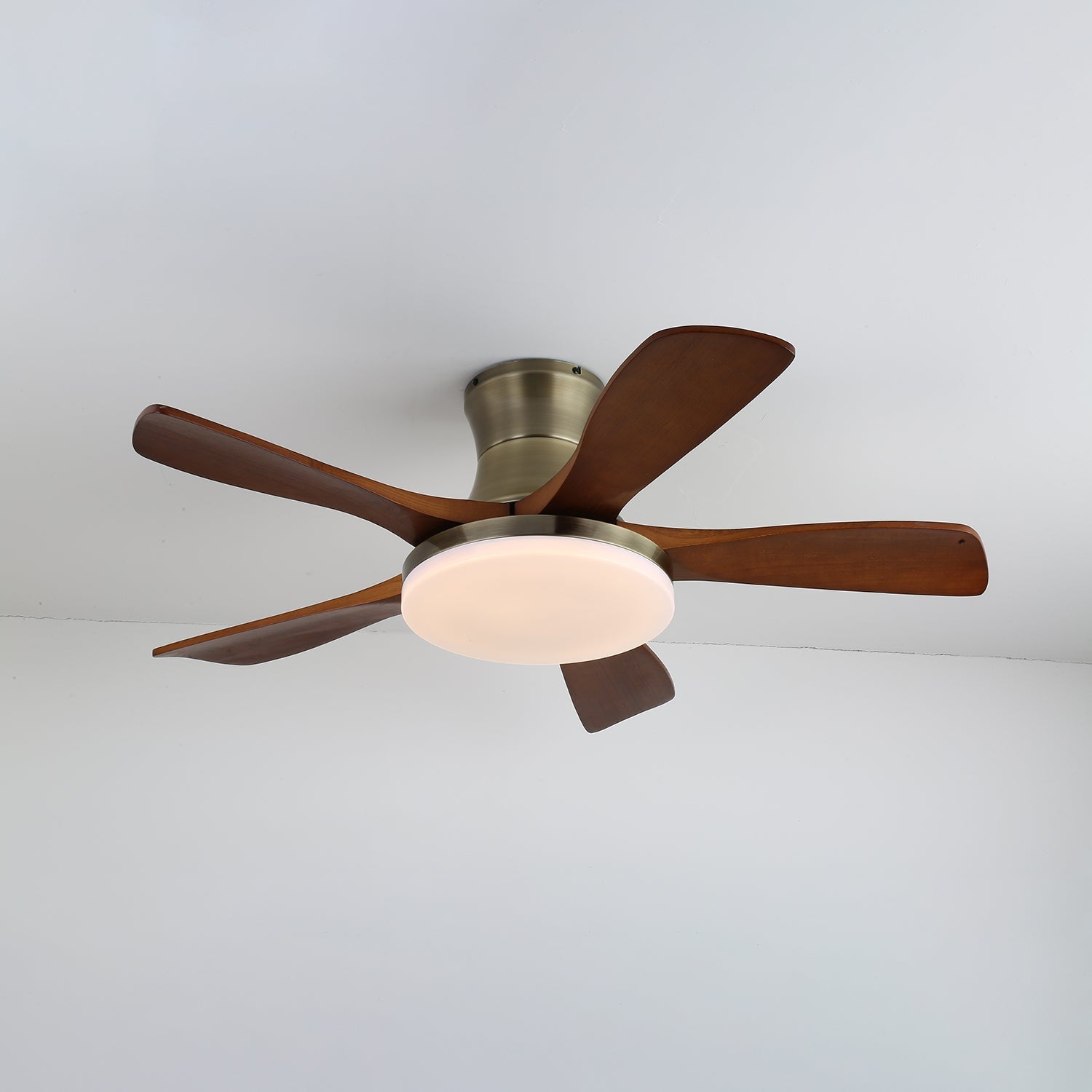 Ventilateur de plafond luminaire Brevo finition Noyer, installé au plafond.