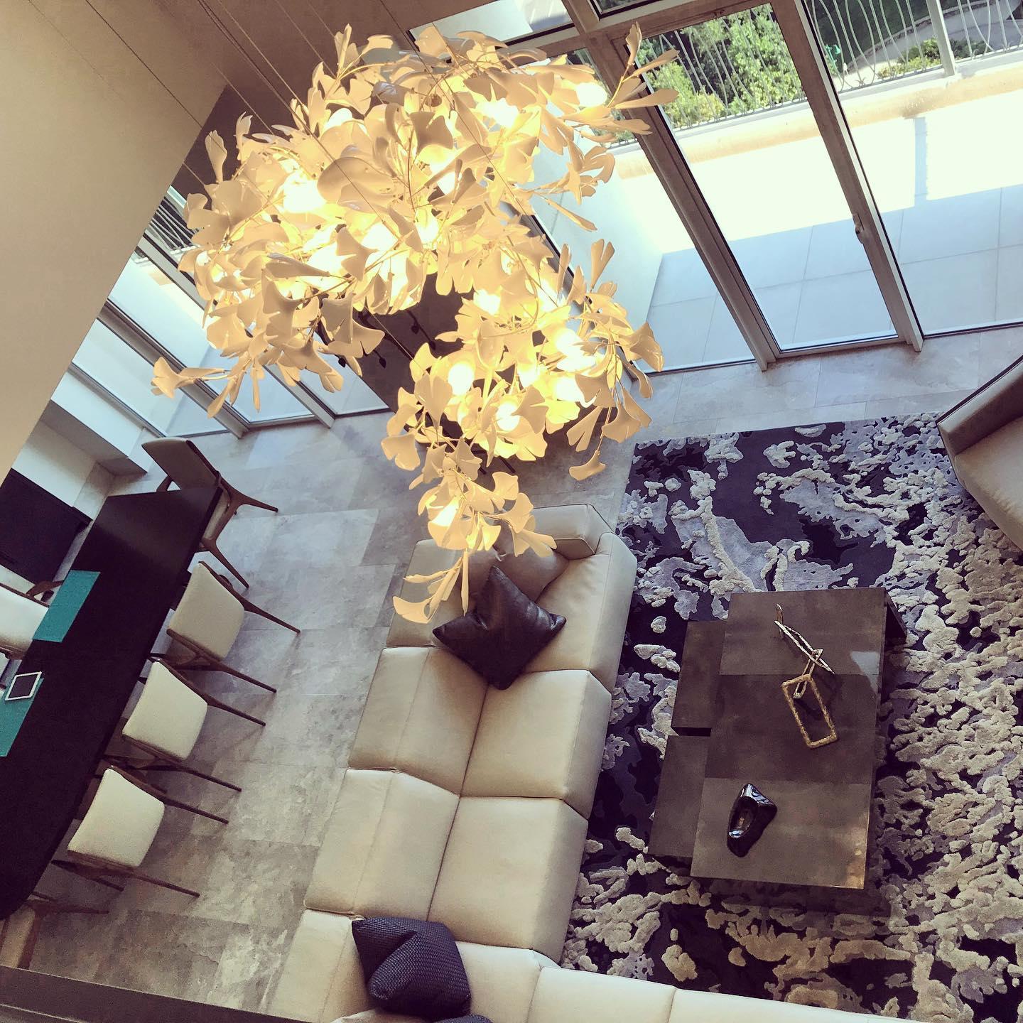 Olivia Chandelier en Céramique Feuilles de Ginkgo aux Courbes Organiques - Neutralighting