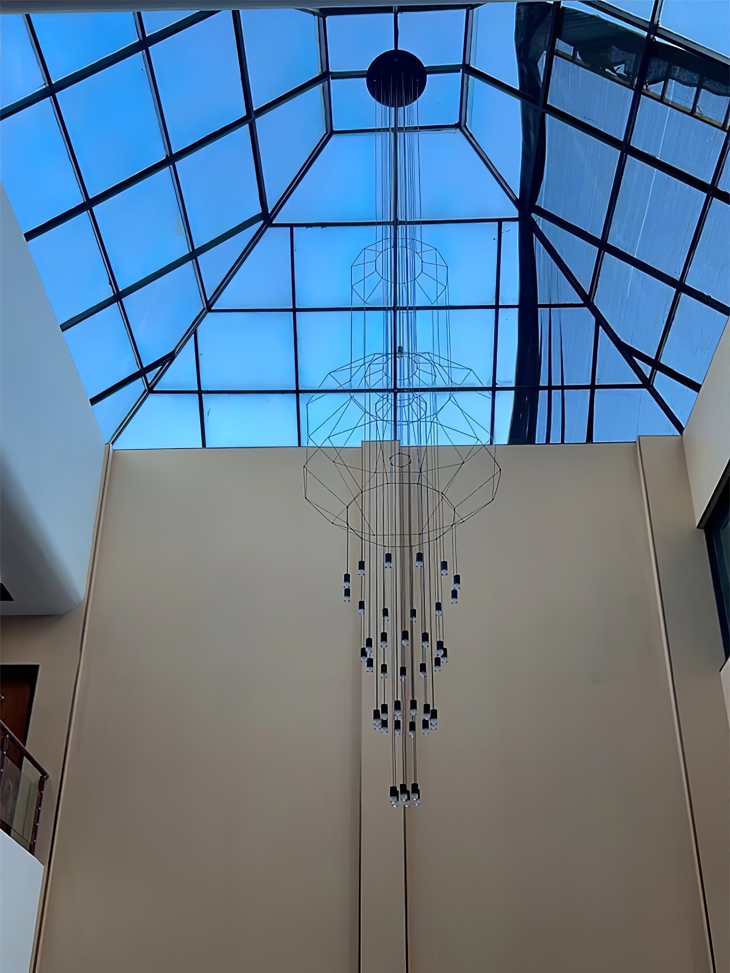 Lustra Chandelier Lignes Noir Structure Métallique LED - Neutralighting