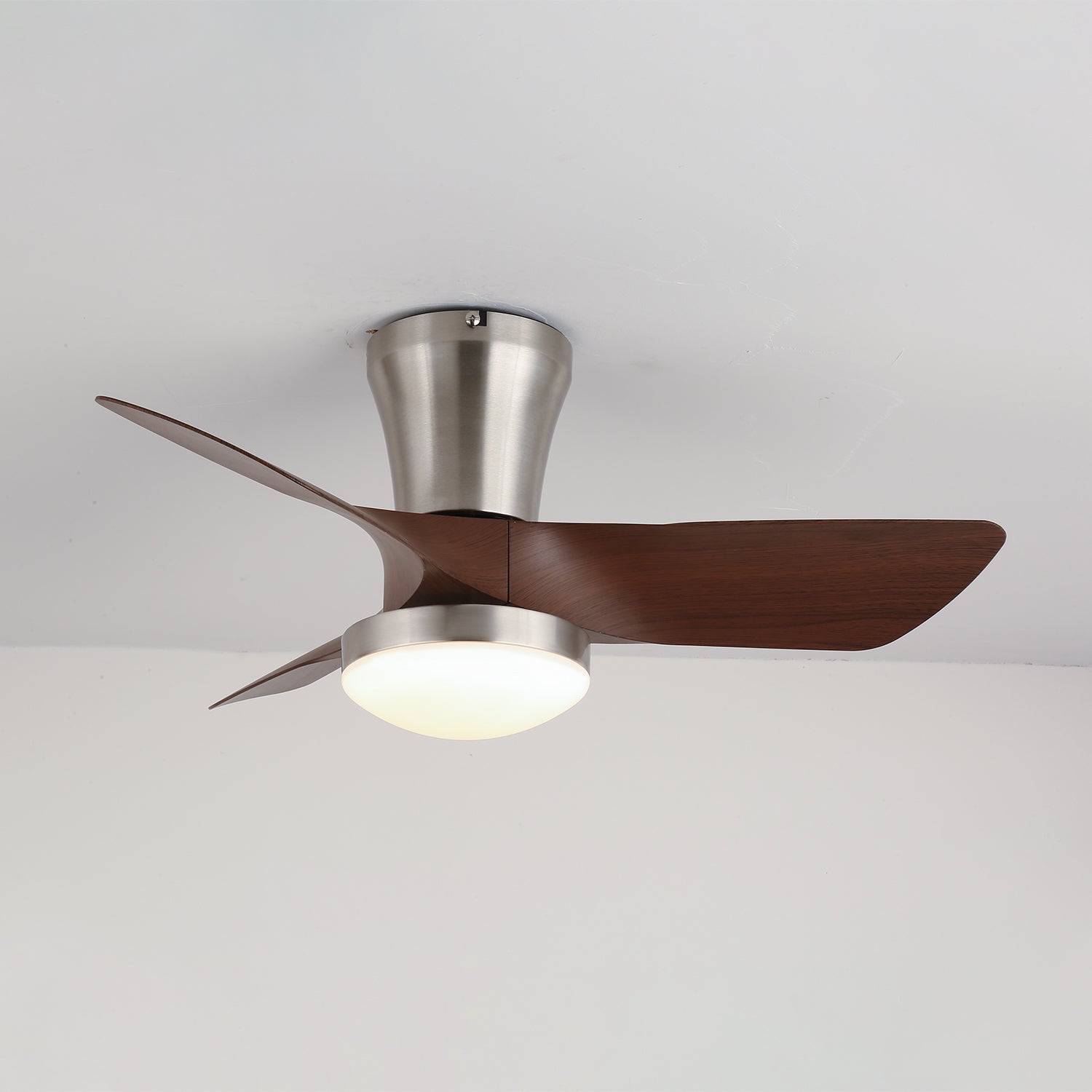 Plafonnier ventilateur Trivon moderne en bois, gros plan sur les pales en bois