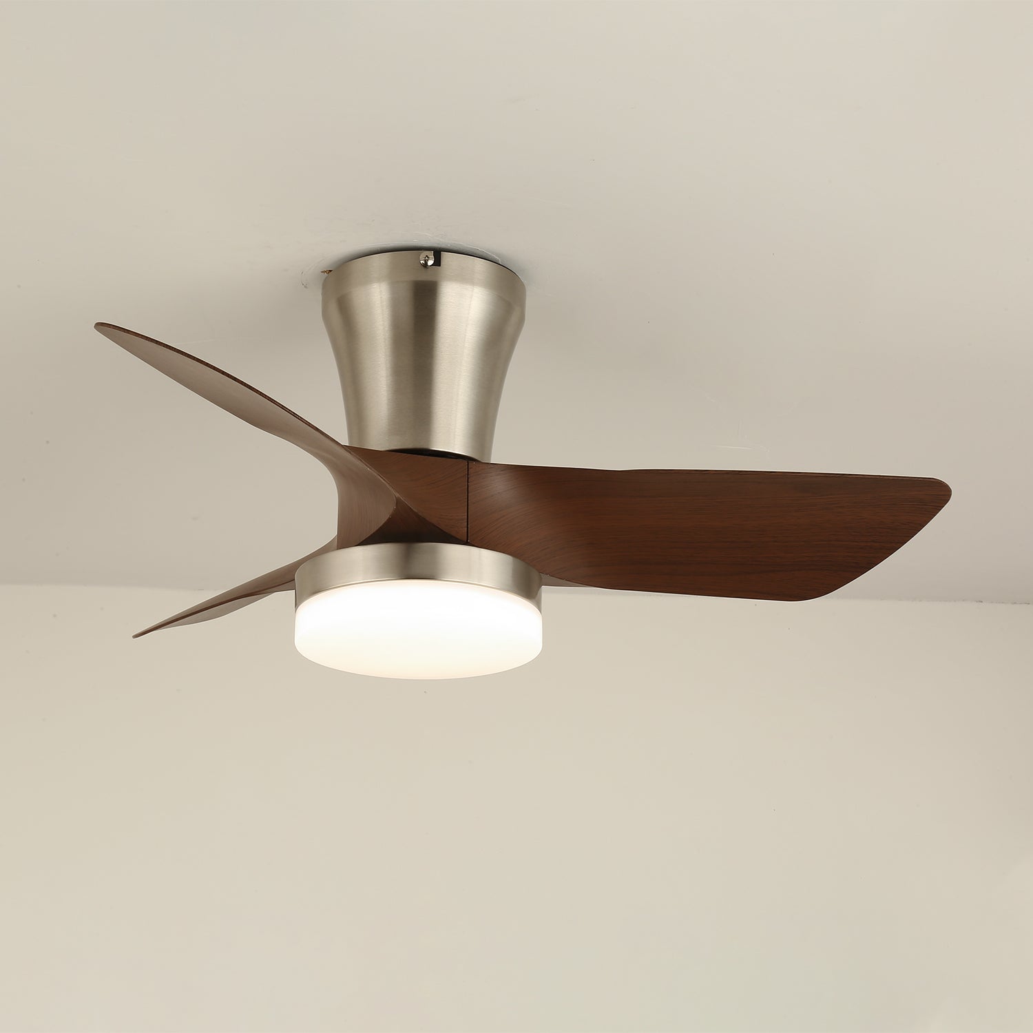 Plafonnier ventilateur Trivon moderne en bois, vue latérale