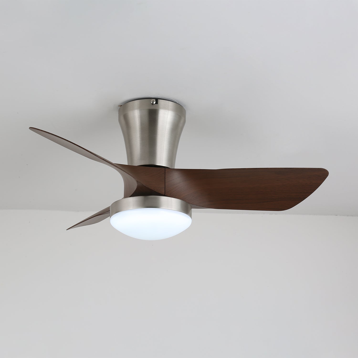 Plafonnier ventilateur Trivon moderne en bois, montrant l'abat-jour en acrylique blanc